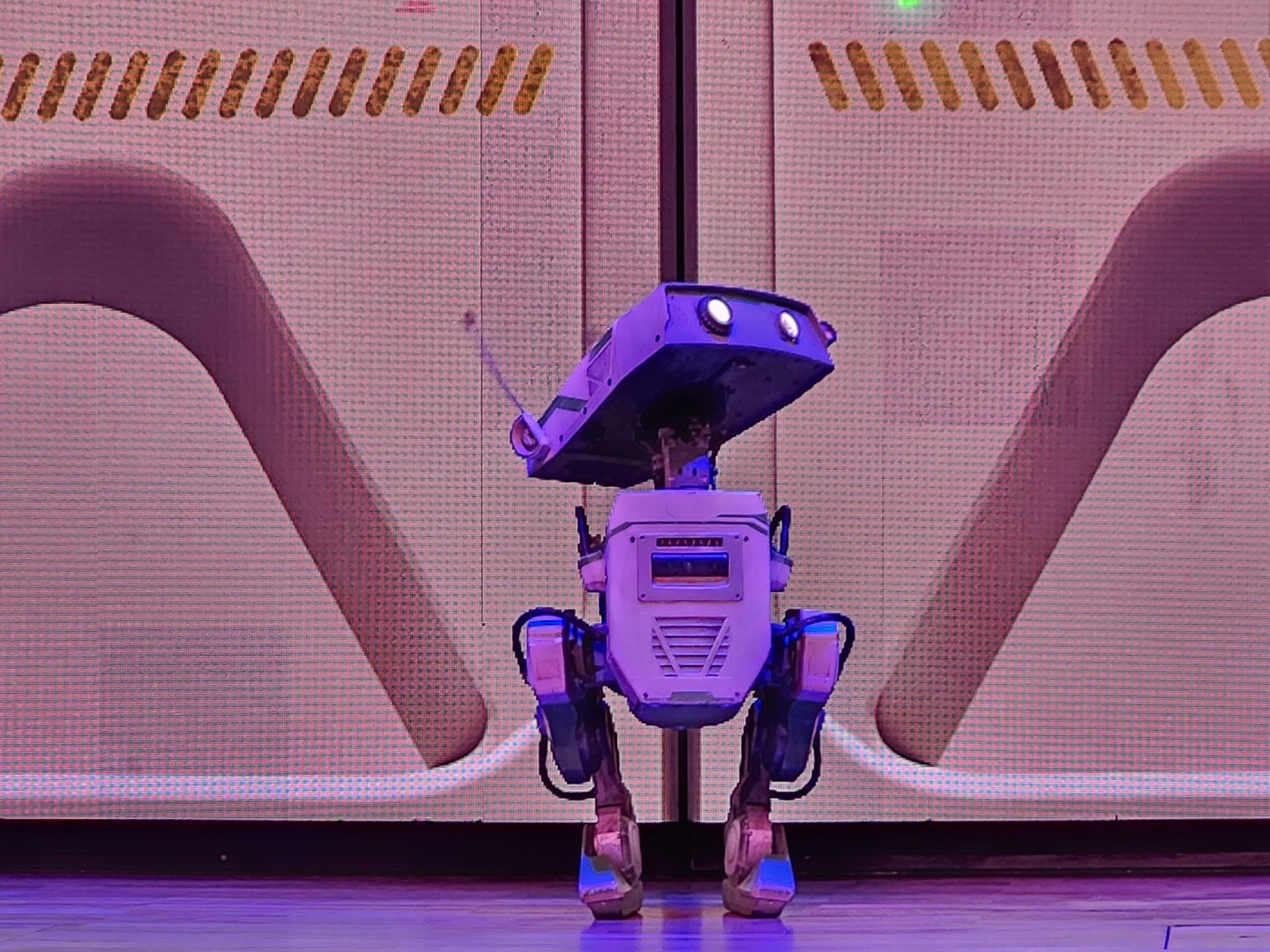 Grek droid on stage at the Luna lounge.