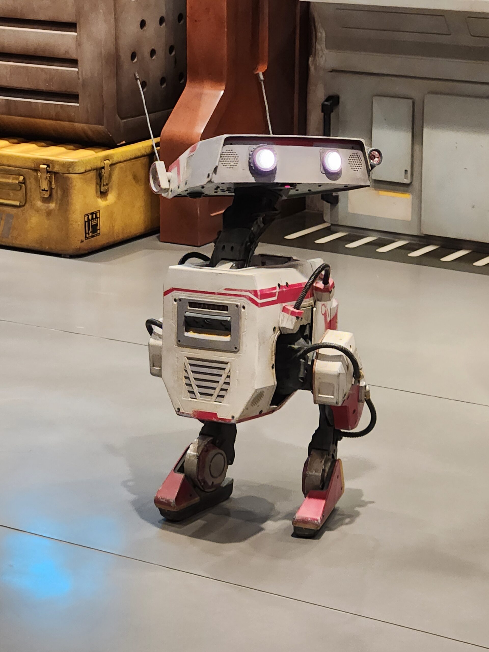 Red droid in Star Wars: Cargo Bay.