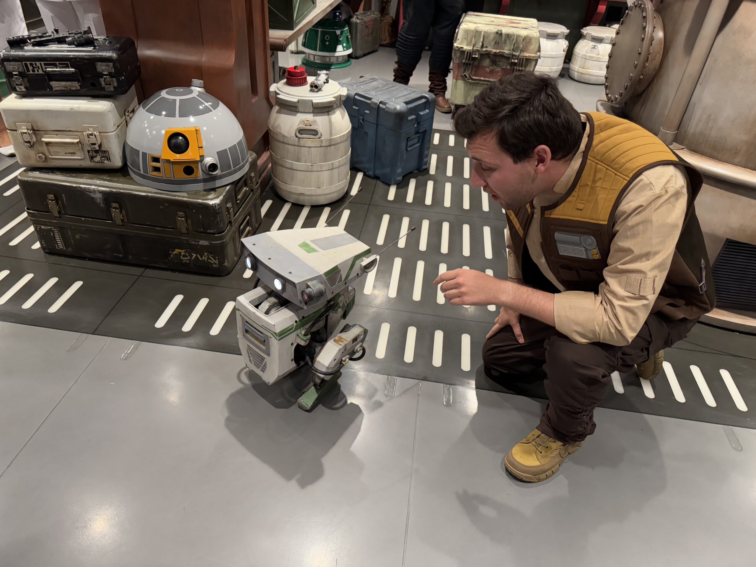 Grek with droid handler in Star Wars: Cargo Bay.