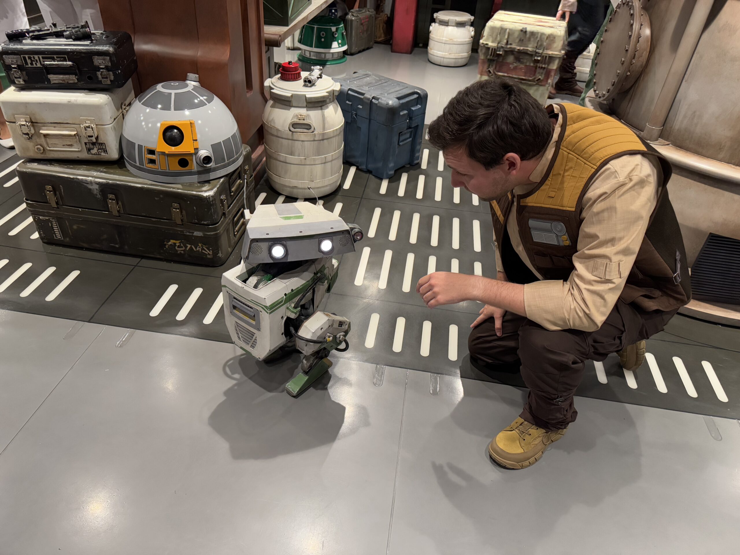Grek with droid handler in Star Wars: Cargo Bay.