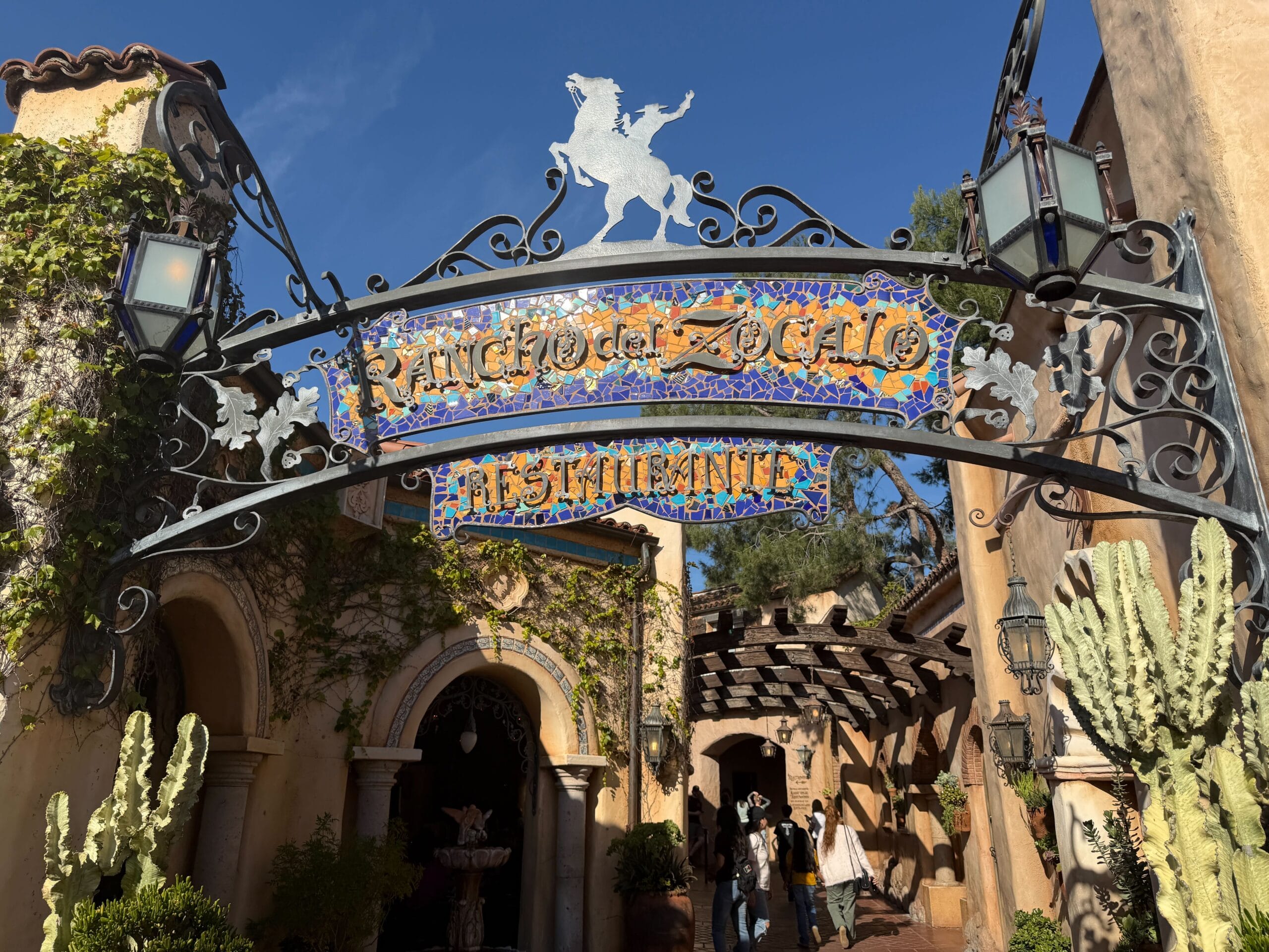 When Frito-Lay and Disney ended their partnership in 1982, Casa de Fritos closed and reopened after a refurbishment. It became Casa Mexicana in 1982 and closed in 2001. This restaurant is now Rancho del Zocalo Restaurante.