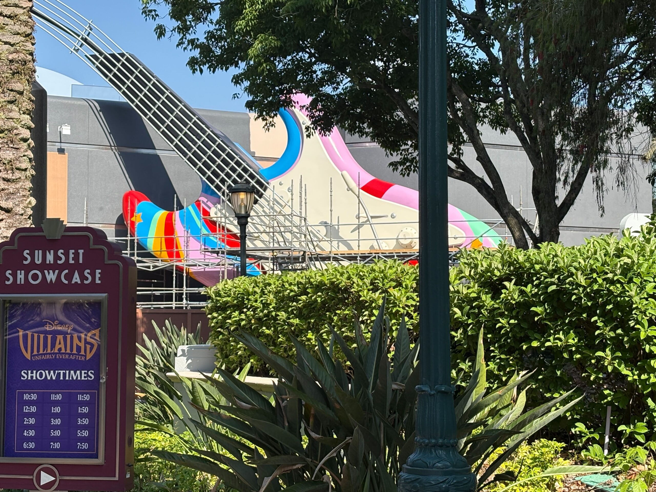 Even on our visit yesterday, the guitar was still covered in scaffolding. But now that it's gone, we can see the vivid colors of the formerly cherry-red guitar. While painting is still underway, the guitar is quickly being covered in bright stripes with star motifs.