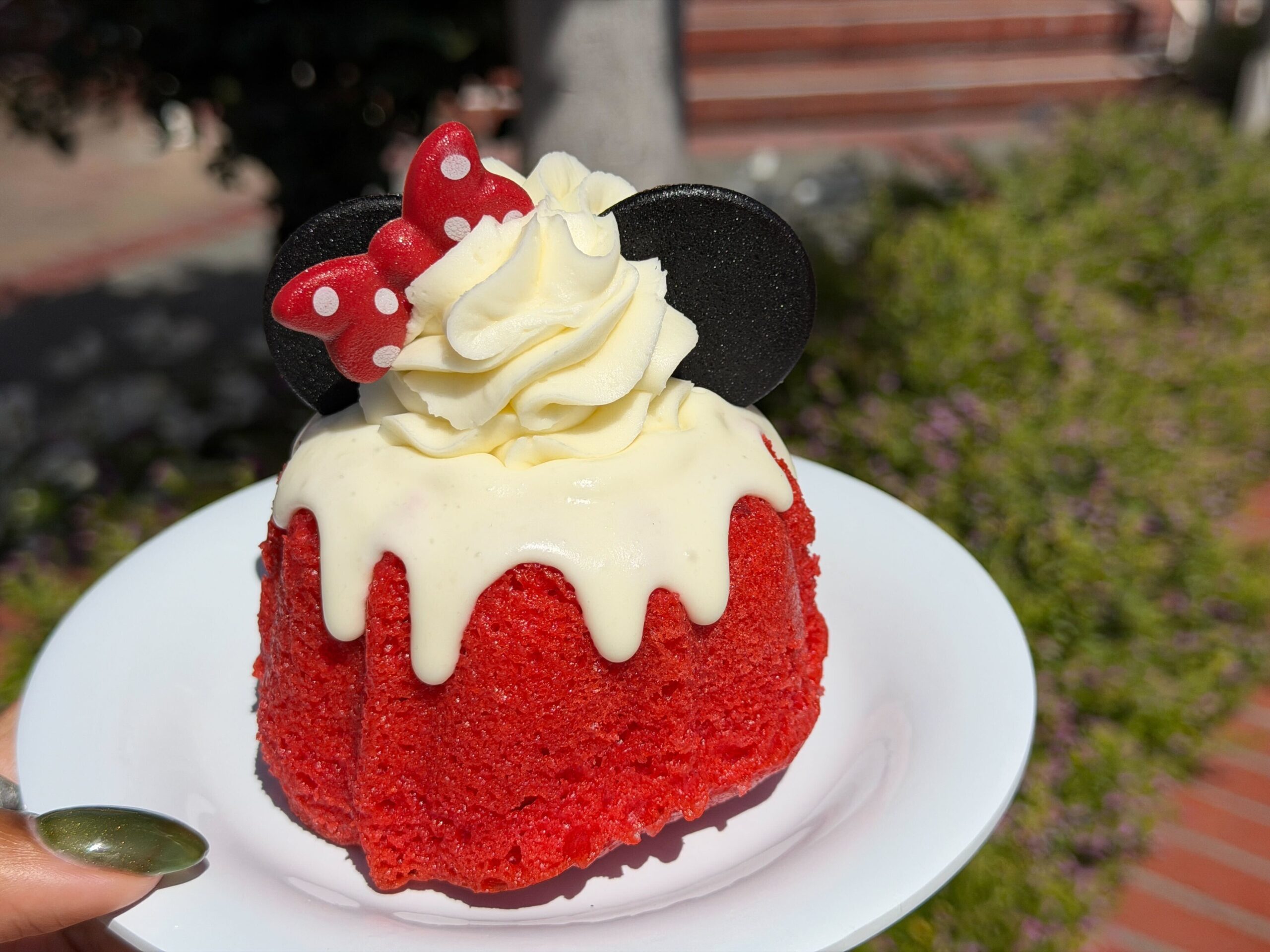 REVIEW: Strawberry Minnie Cake at Disneyland Resort