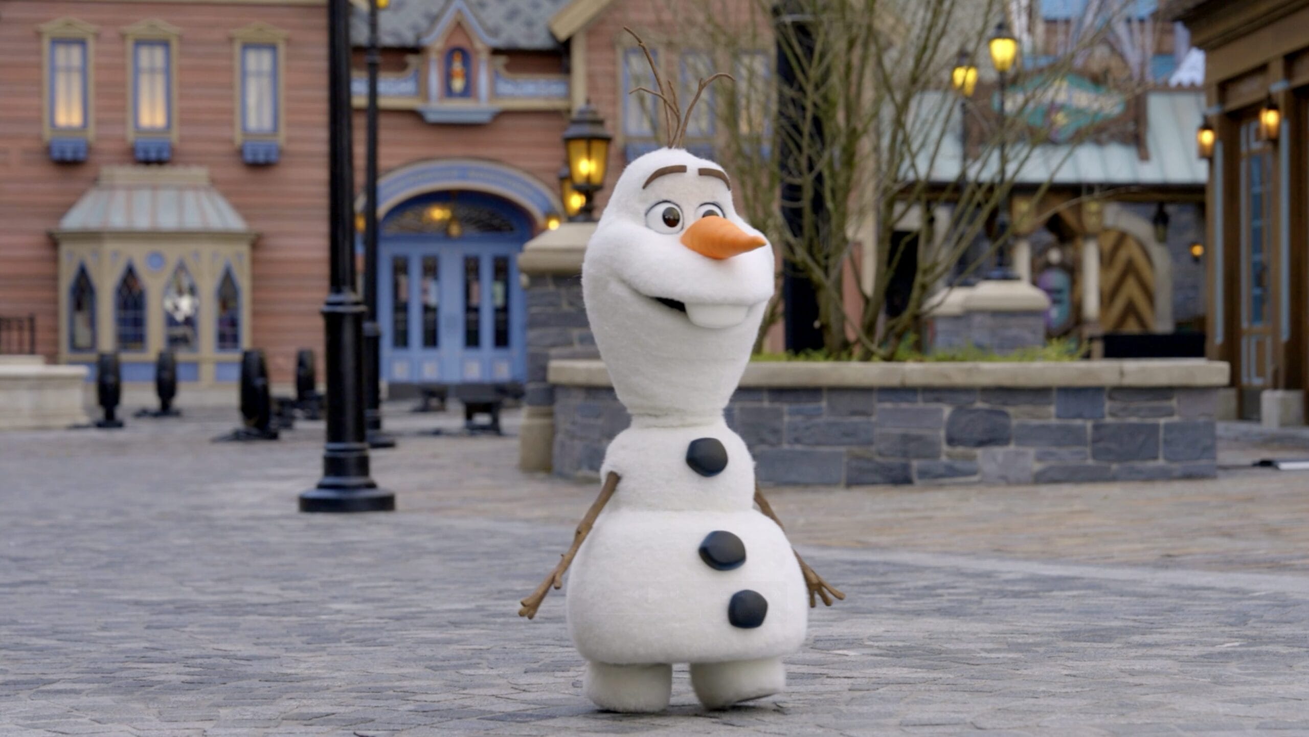 Walking animatronic Olaf in Disneyland Paris.