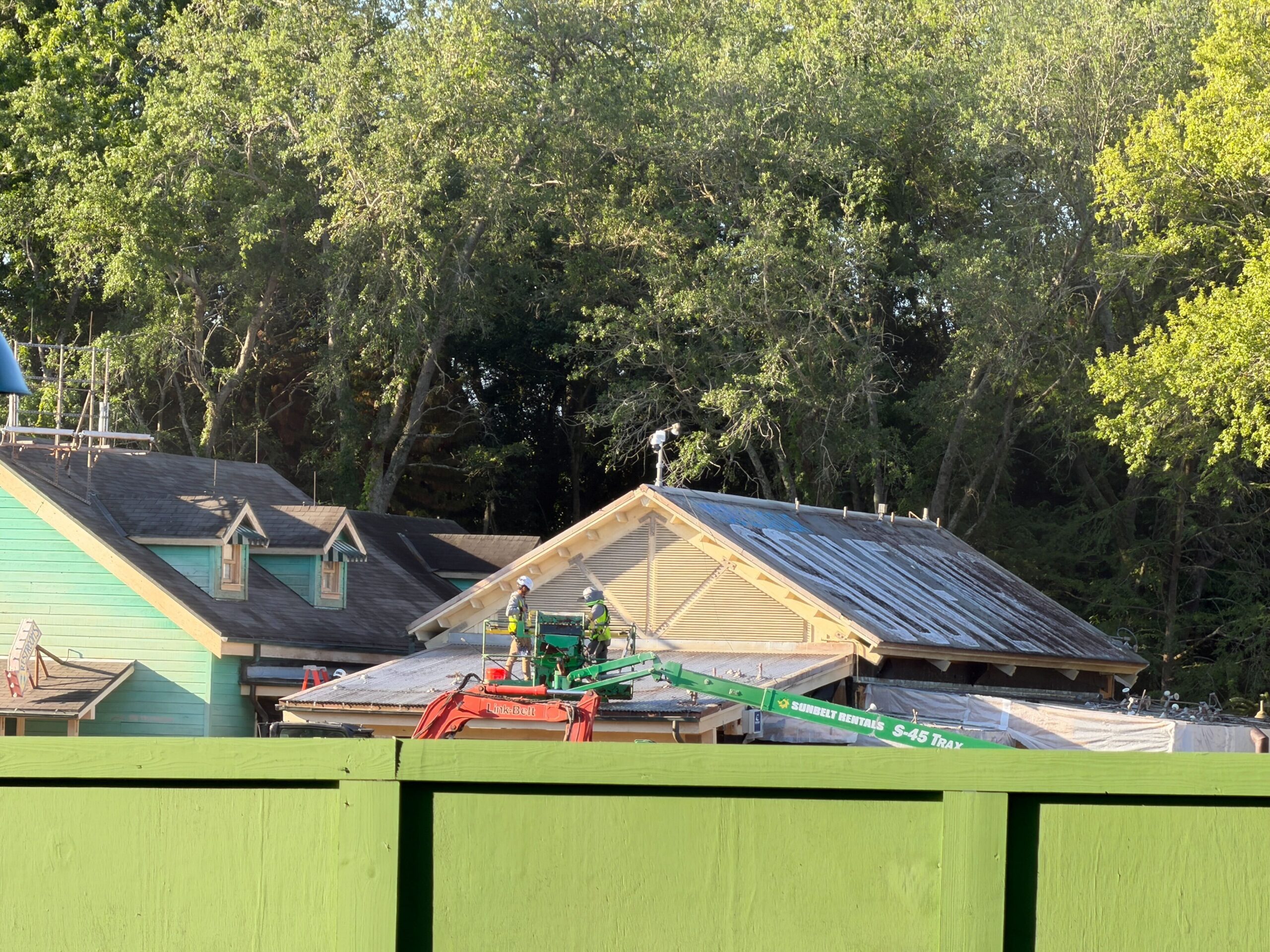 Chester & Hester's Dinosaur Treasures will also be reimagined and reused for the new land. After a sign was finally removed a few weeks ago, we saw crew members working on part of the shop's roof. Supports for old signs and billboards have now been removed.