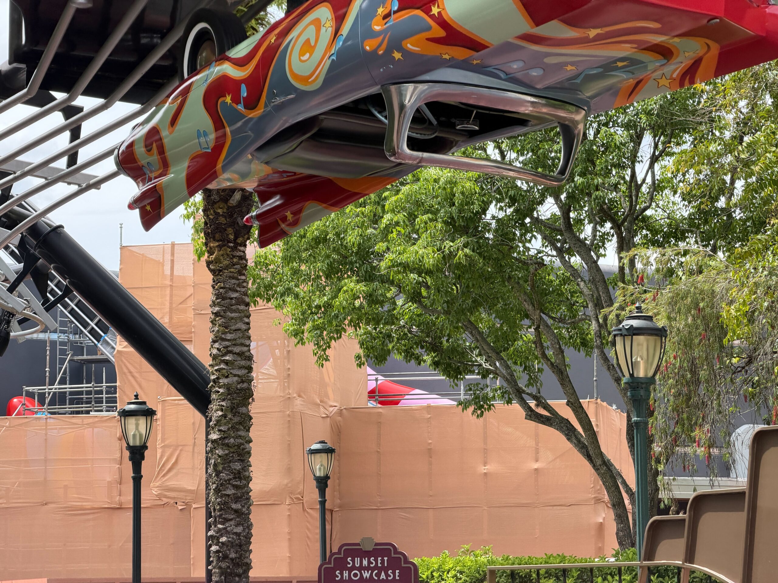 Rock ‘n’ Roller Coaster Building Almost Completely Repainted, More Color Added to Guitar