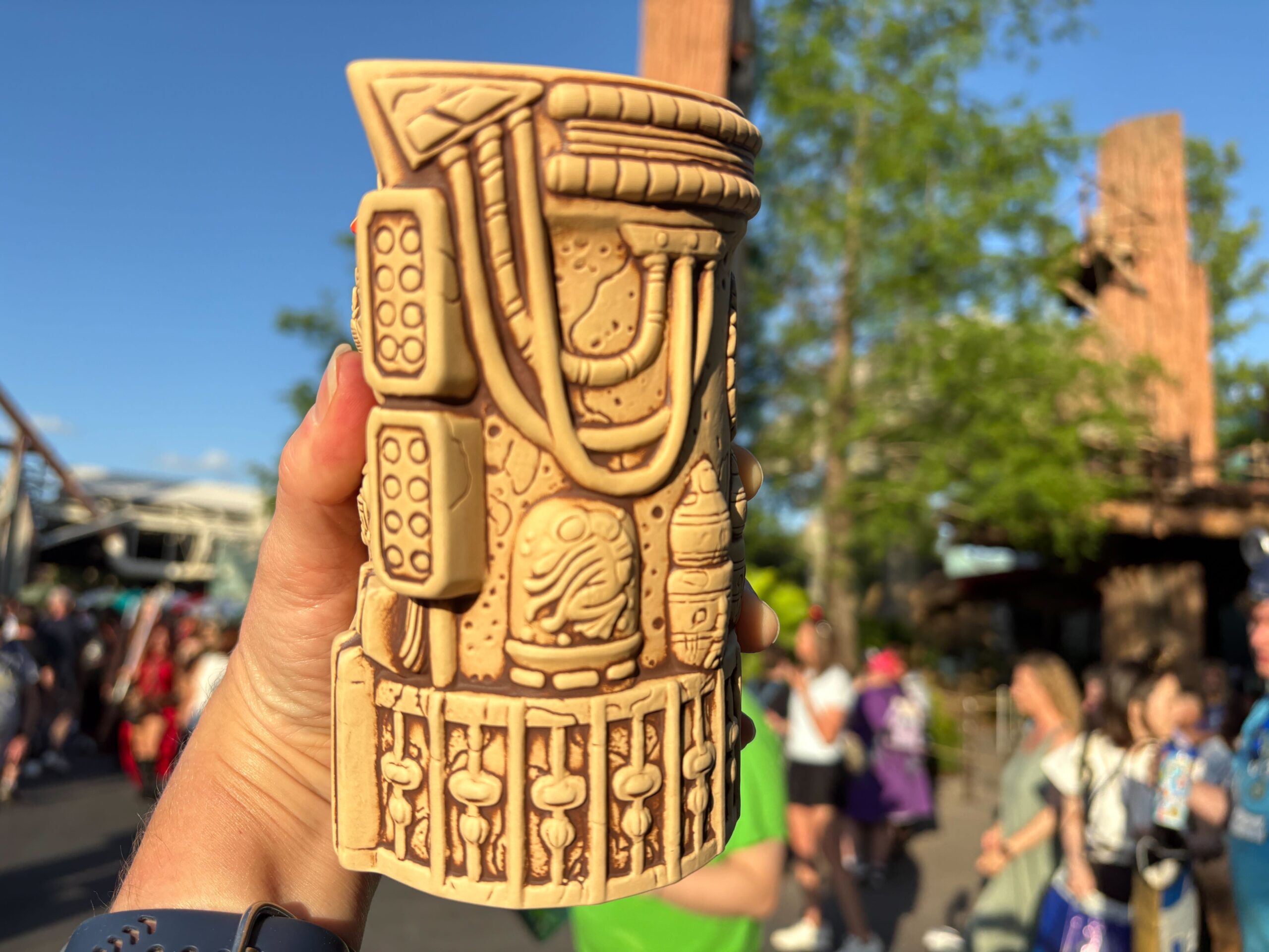 As for the mug, it's a cute sculpted tiki design depicting R-3X in his DJ booth. It's a light tan color with dark brown details and red-orange accents on the droid.