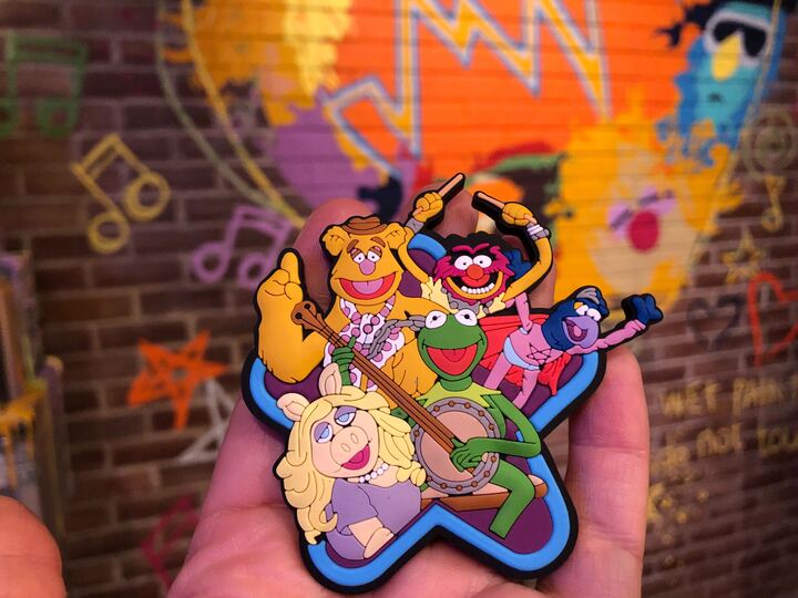 This purple star magnet, outlined in blue, features Fozzie, Animal, Kermit, Gonzo, and Miss Piggy.