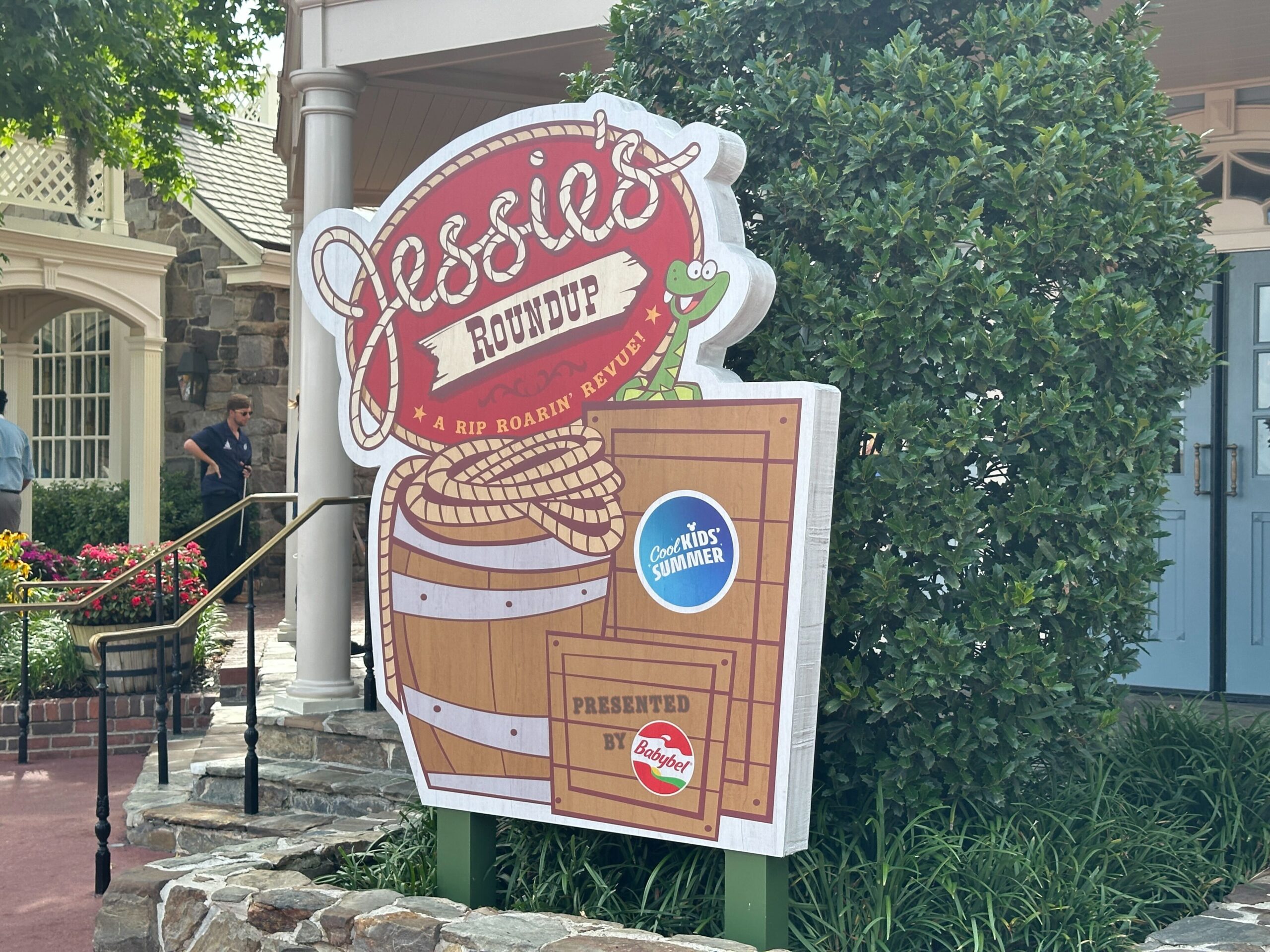 Signage out front indicates the show is for Cool Kids' Summer and is presented by Babybel. Hours are 9:30 a.m. to 6:00 p.m. daily.
