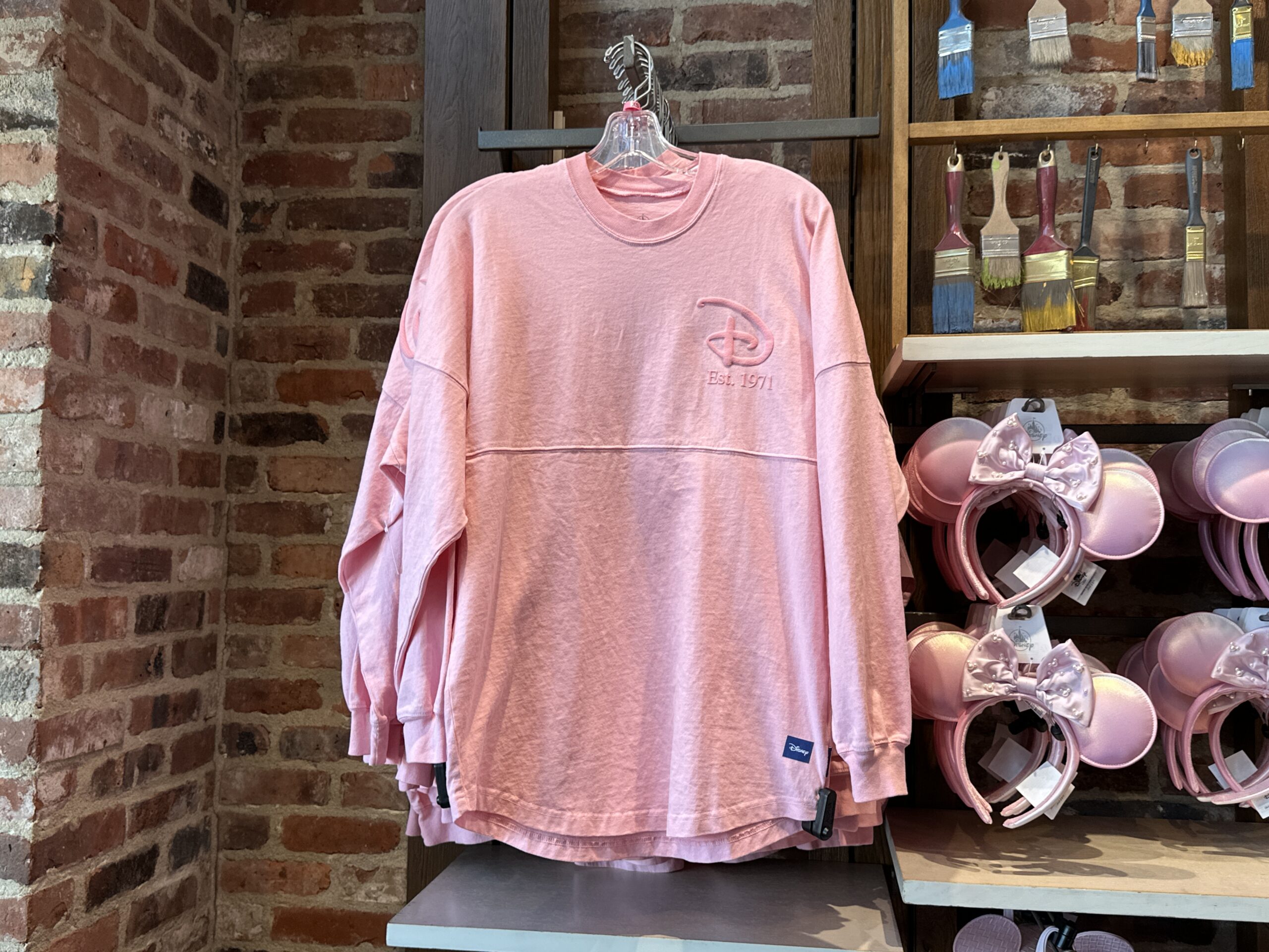 The other adult jerseys have the same design. The lettering is also pink on the pink top.