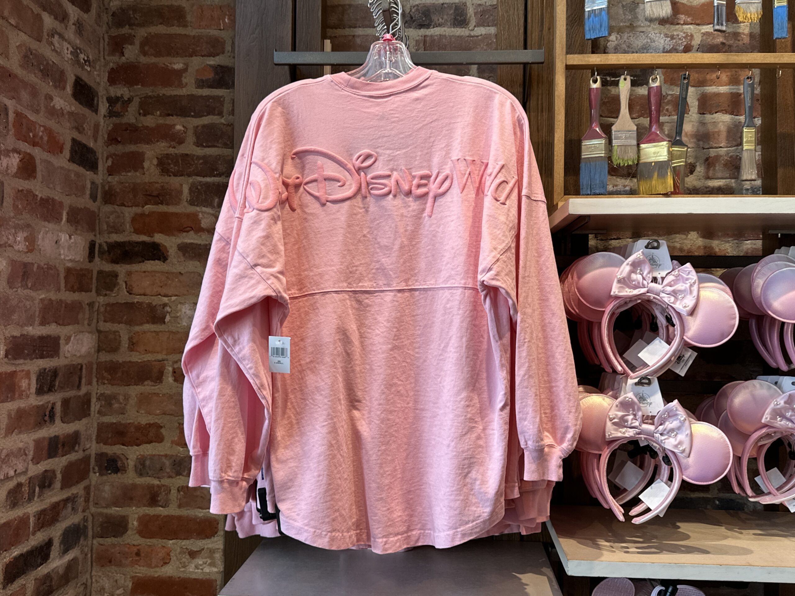 The other adult jerseys have the same design. The lettering is also pink on the pink top.
