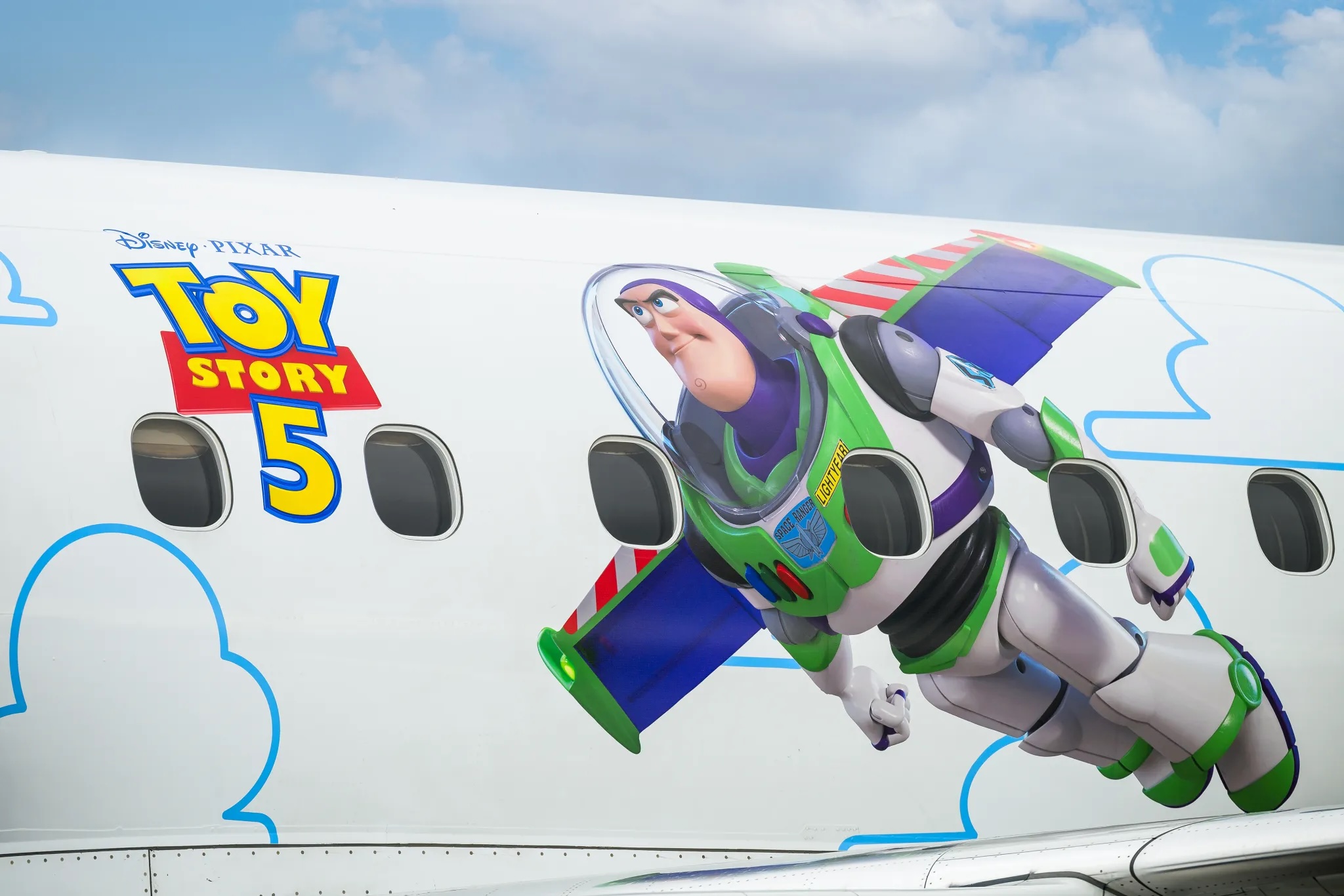 The iconic crew of Toy Story, along with some new friends from the upcoming fifth film, can be seen flying American airspace in style thanks to a new livery from Alaska Airlines.