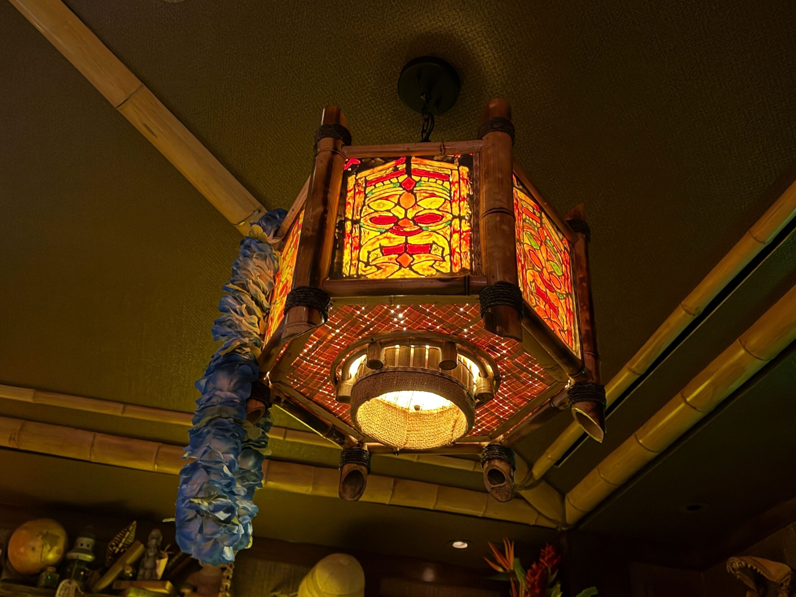 Disneyland Hotel Trader Sam's tiki bar lighting.