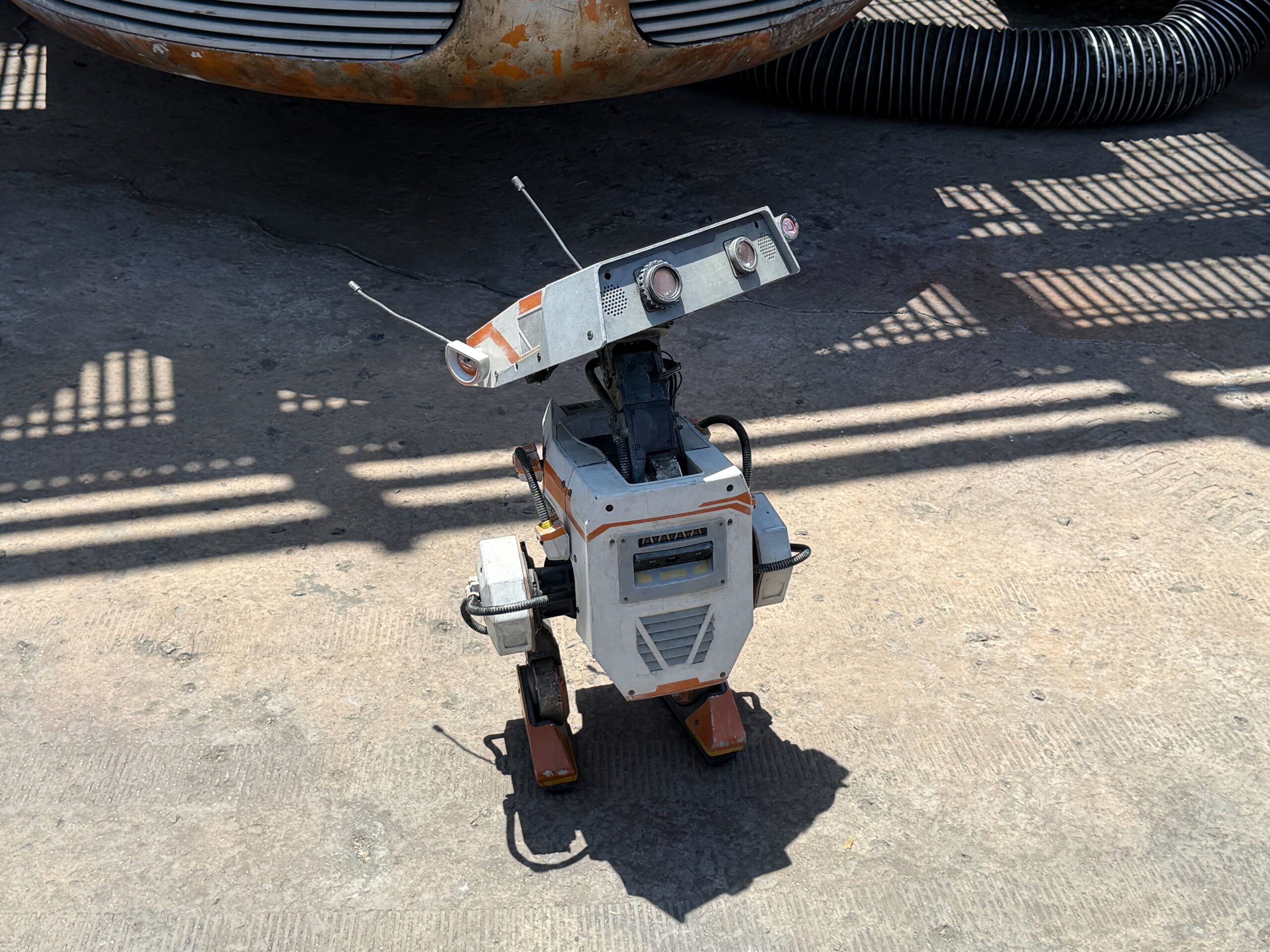 Oskar (orange BDX droid unit).