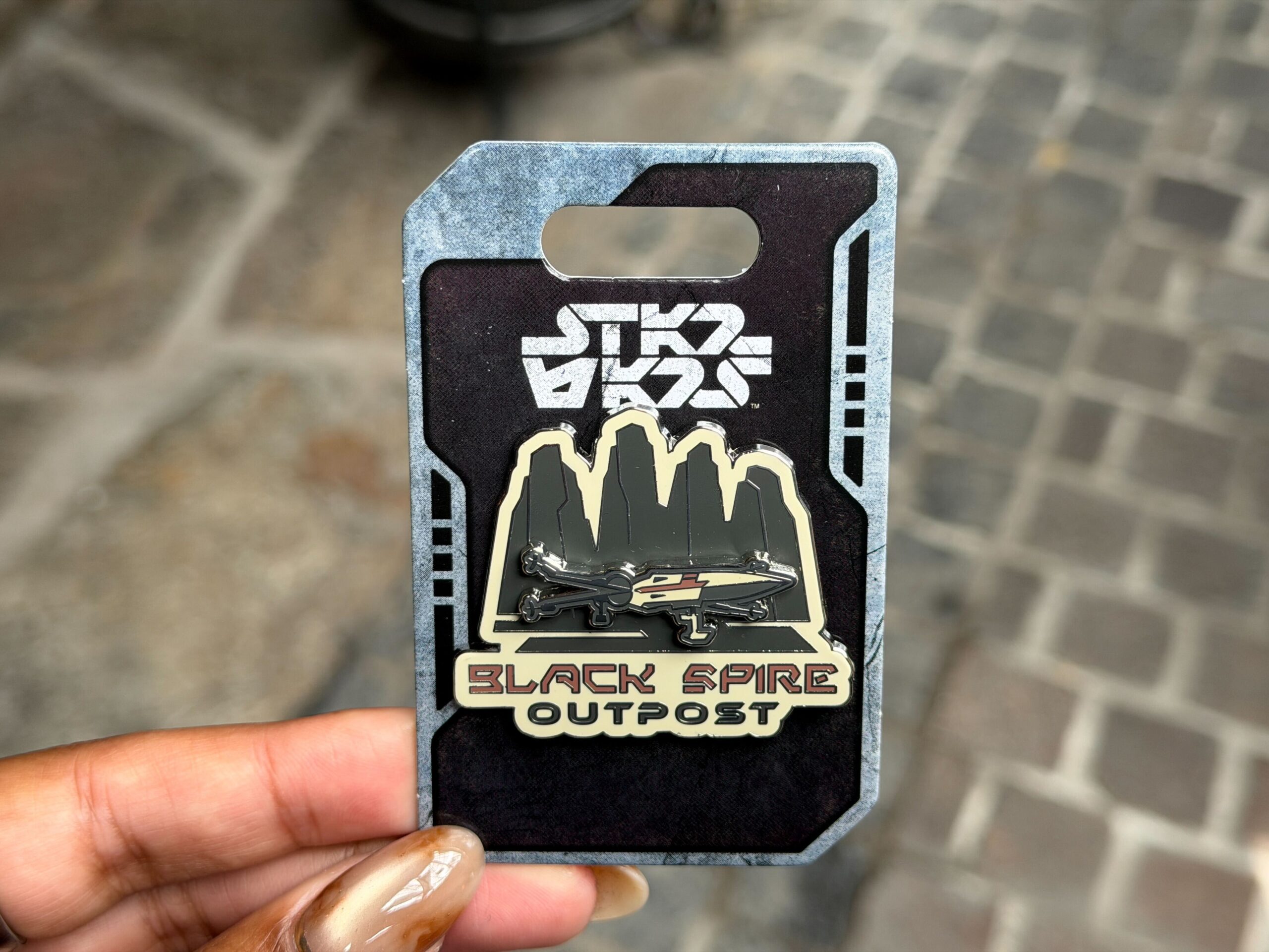 2個 ディズニー 携帯 BLACK SPIRE OUTPOST DATAPAD Batuu Pins and 'Mandalorian' Apparel Now Available in Star Wars