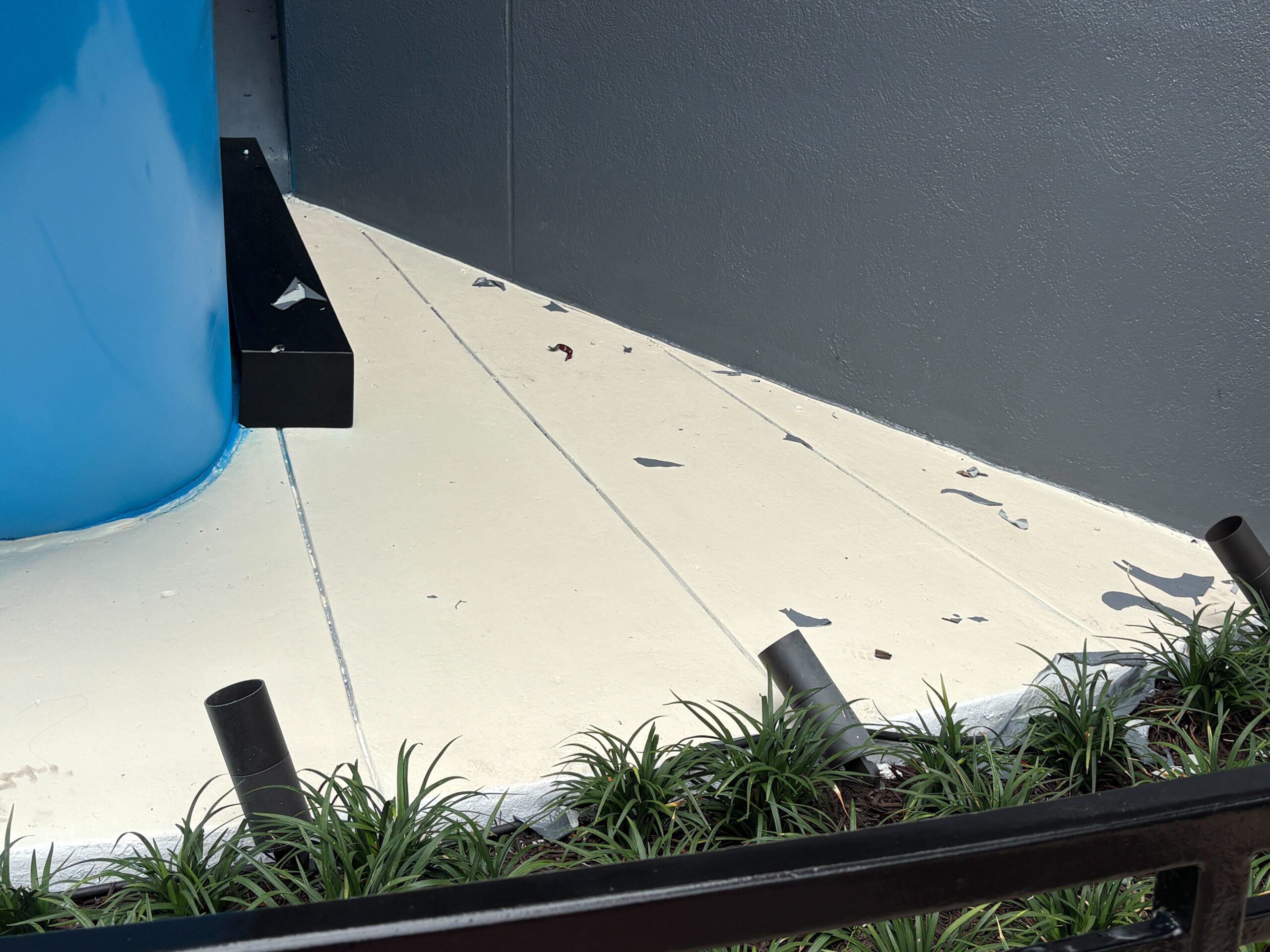 We spotted remnants of peeled paint gathering in areas beside the queue. It appears that guests have peeled the paint from the walls and tossed it aside. Here we saw peeled grey paint strewn across the piano keys beneath the guitar outside the attraction.