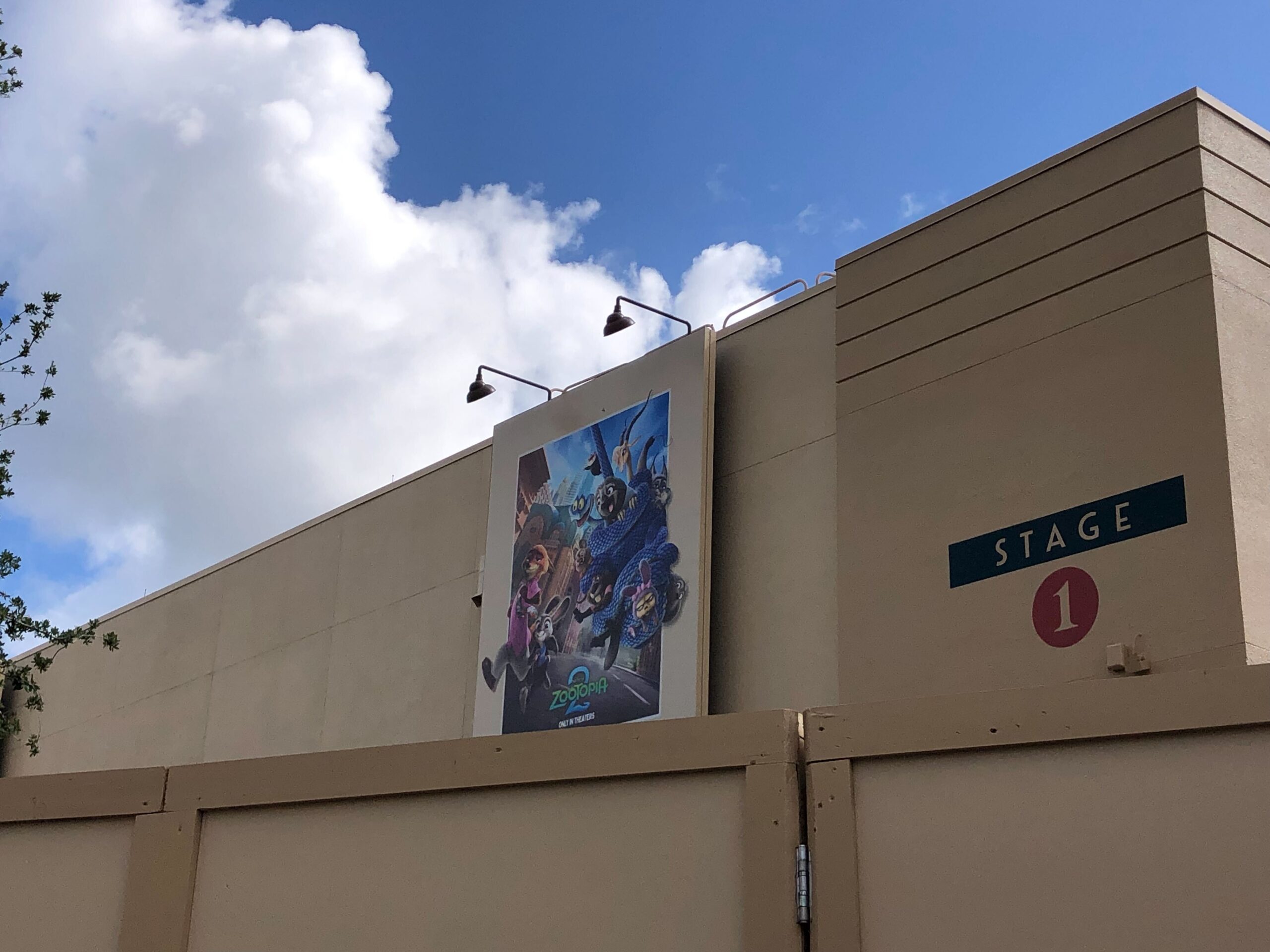 The movie poster billboards added on Studio Theater and Stage 1 last week now have spotlights above them so they can be illuminated at night. Studio Theater is the new name for "The Little Mermaid – A Musical Adventure" soundstage while the Disney Jr. soundstage is now Stage 1.