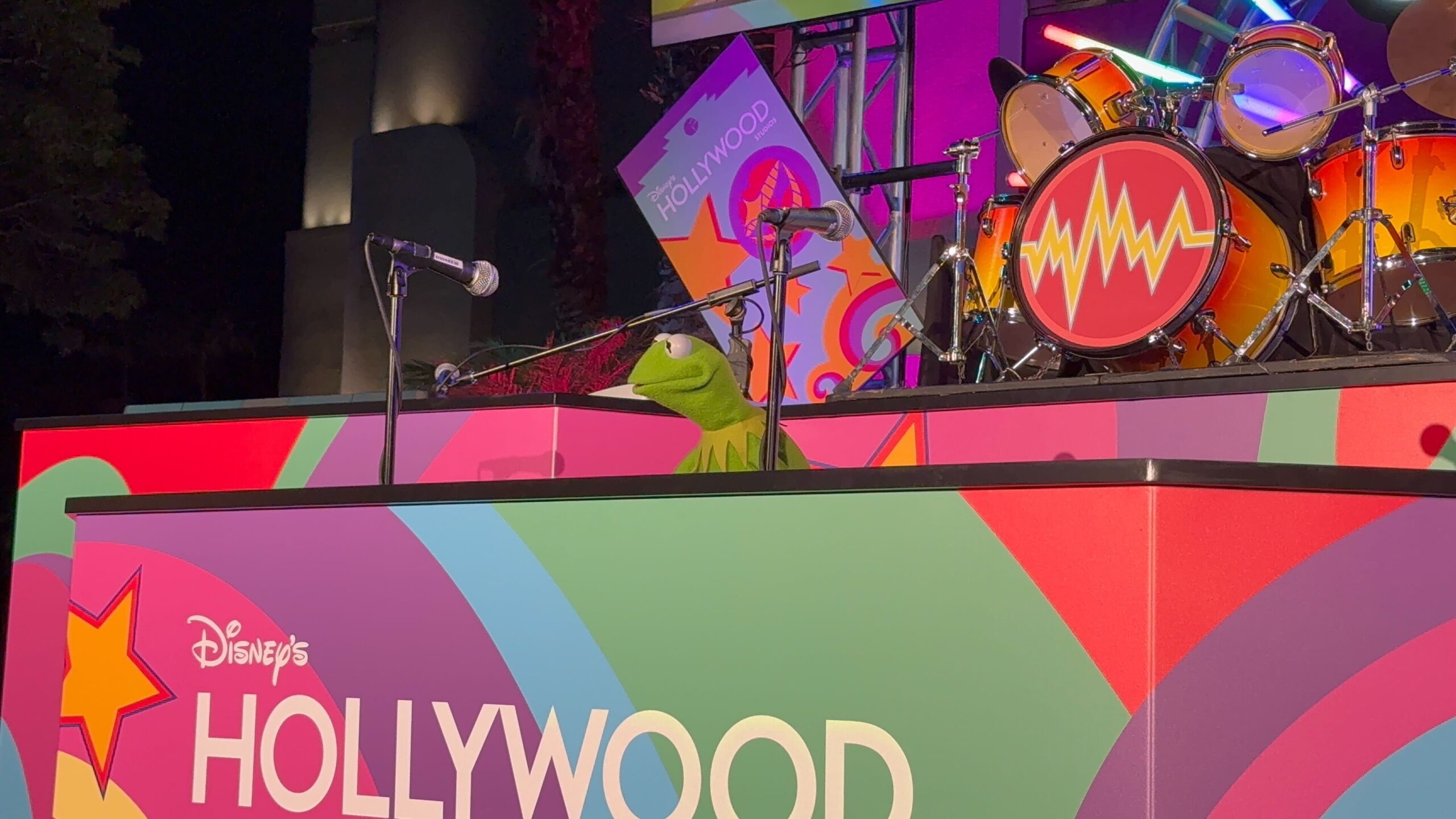 The Electric Mayhem & John Stamos Open Rock 'n' Roller Coaster Starring The Muppets