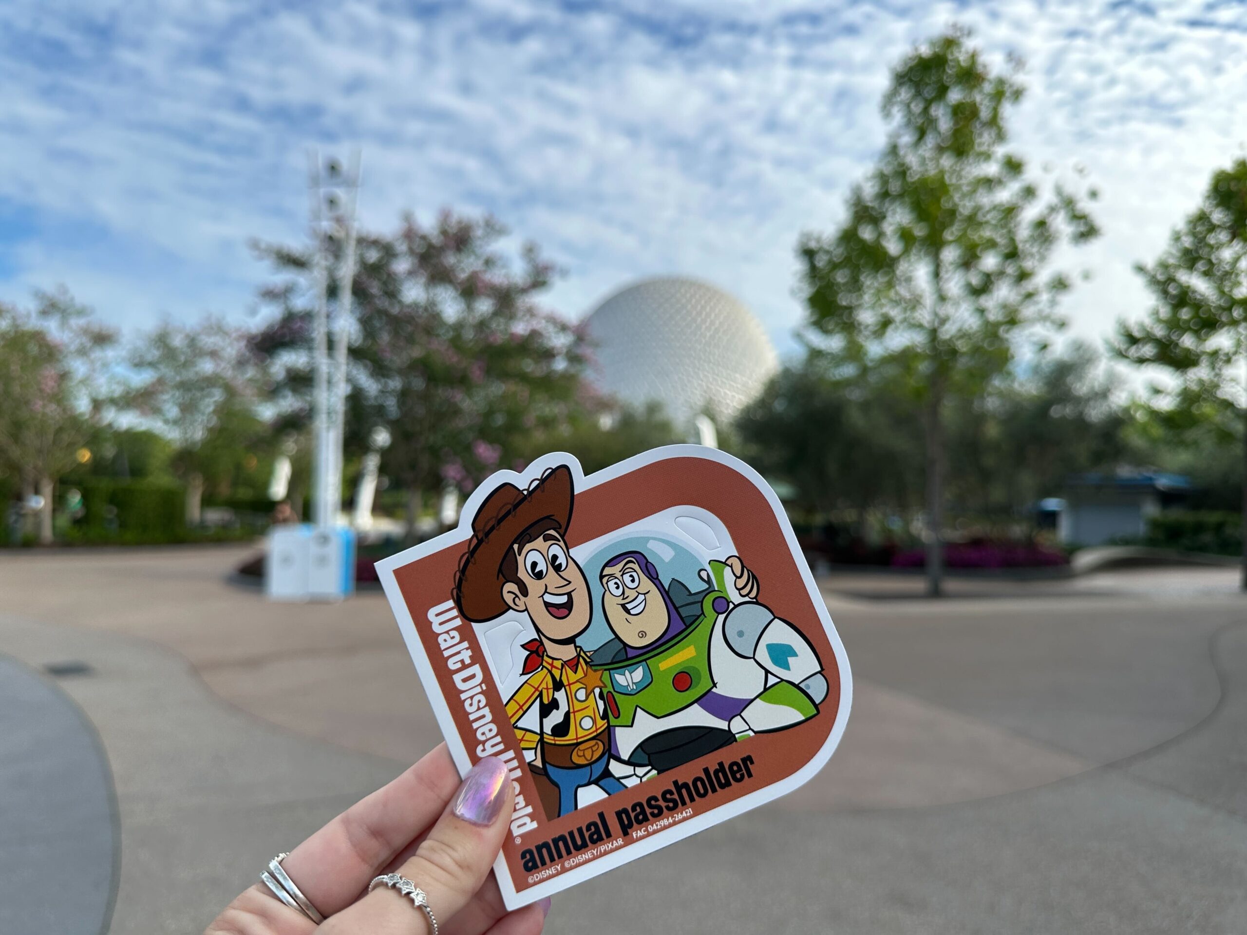 A new Toy Story Annual Passholder magnet featuring Buzz and Woody is available for V.I.PASSHOLDER Summer Days.