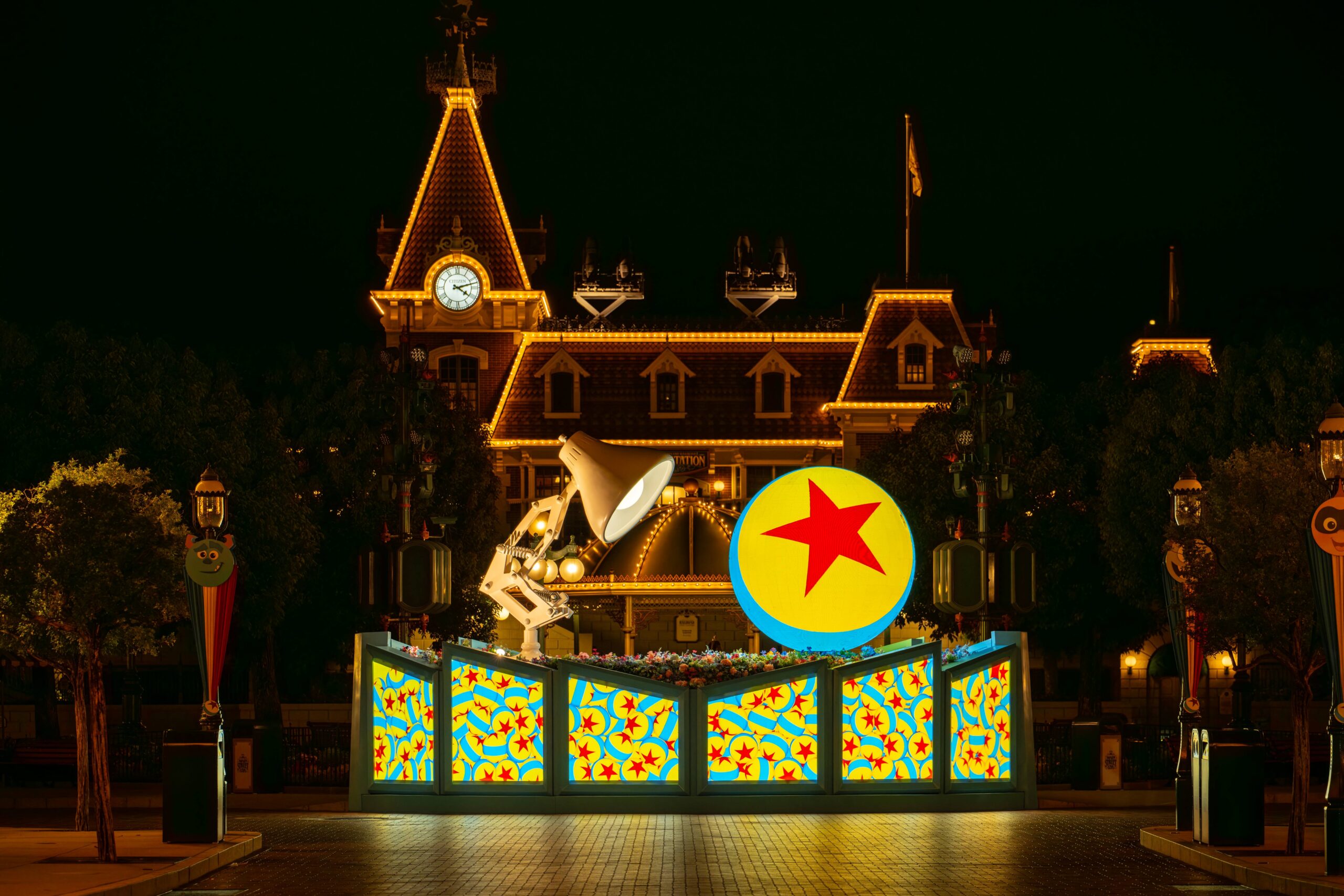 At night, the lamp's light is more clear and the screens stand out against the darkness.