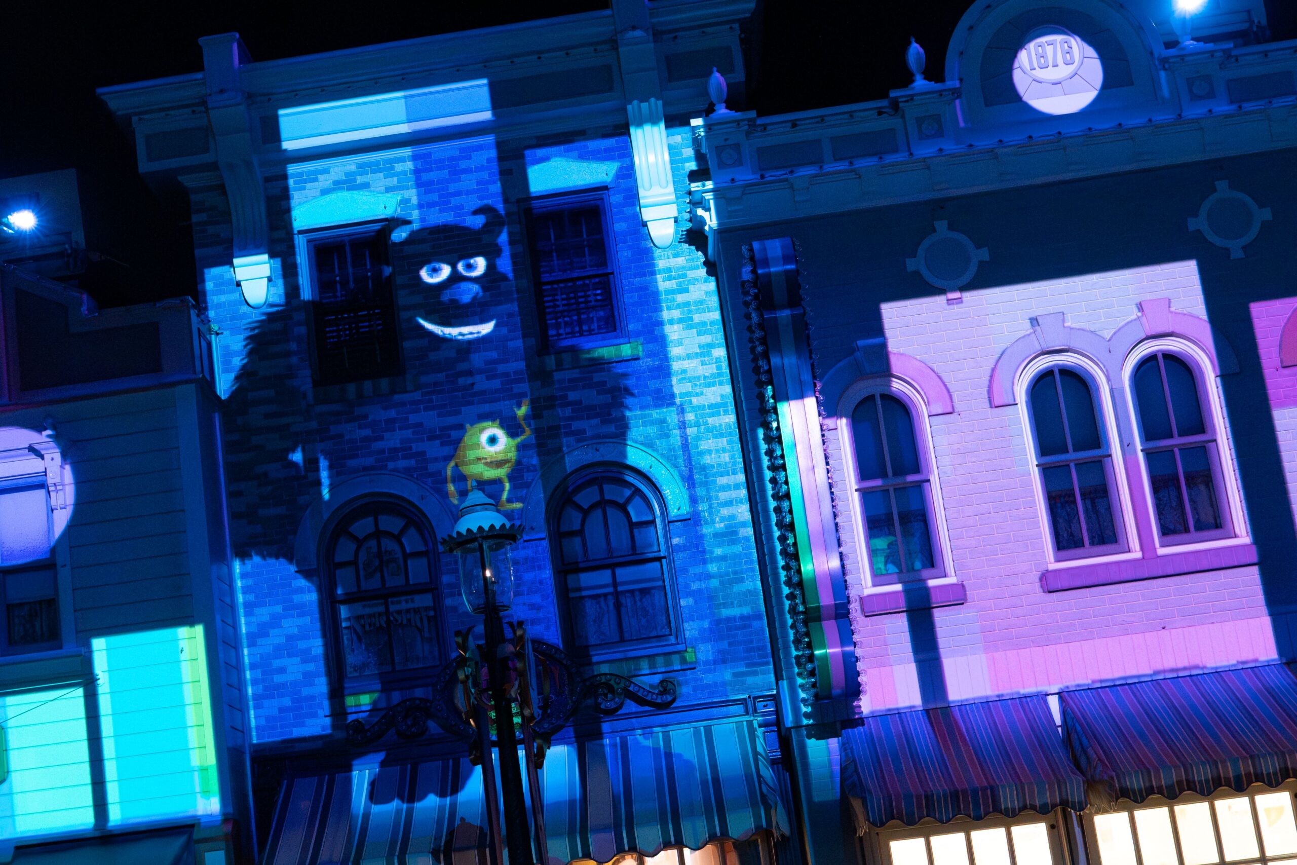 Pixar Pals Spectacular is a nighttime show that just debuted at Hong Kong Disneyland for Pixar Summer Fest.