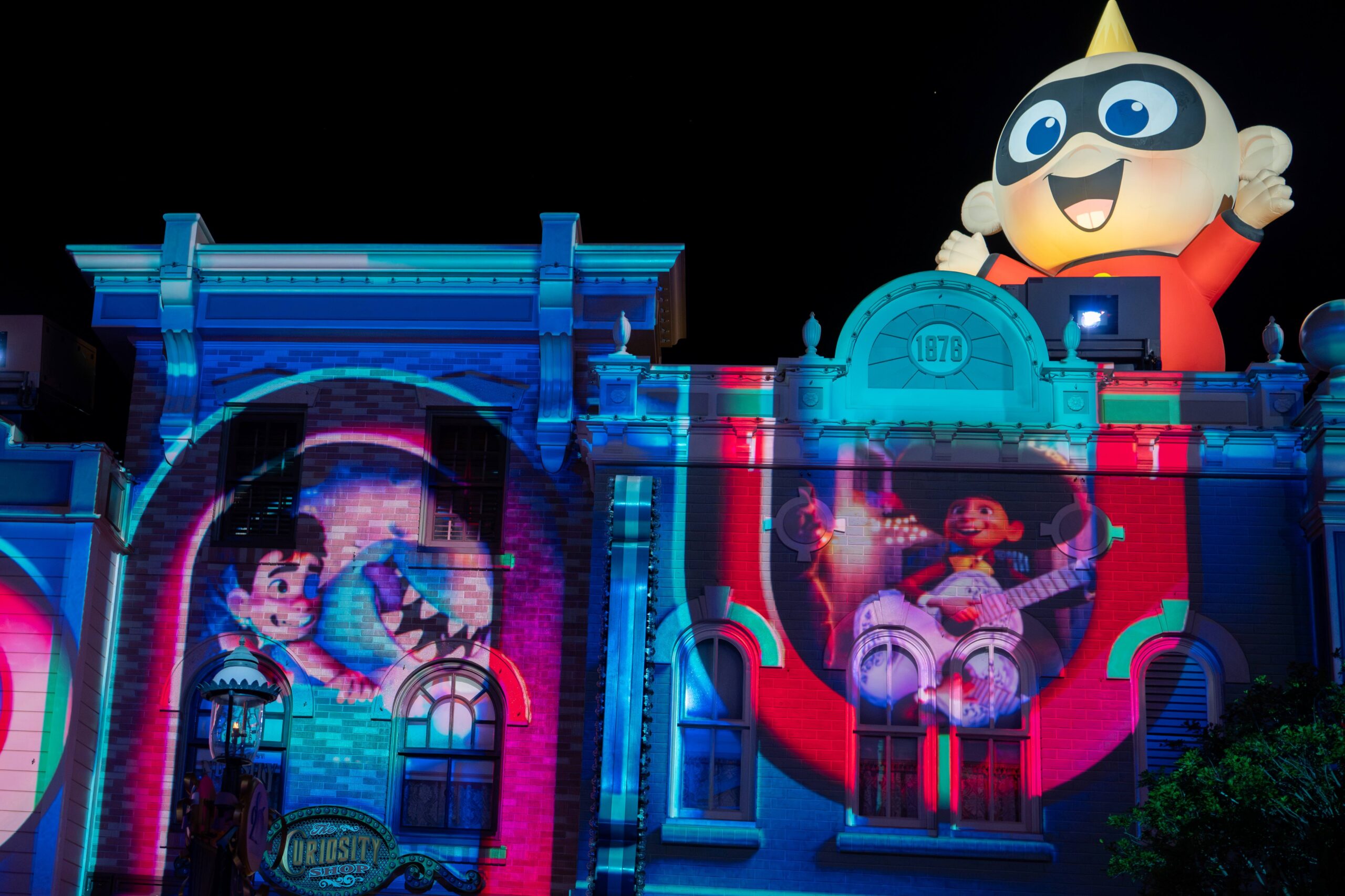 Pixar Pals Spectacular is a nighttime show that just debuted at Hong Kong Disneyland for Pixar Summer Fest.