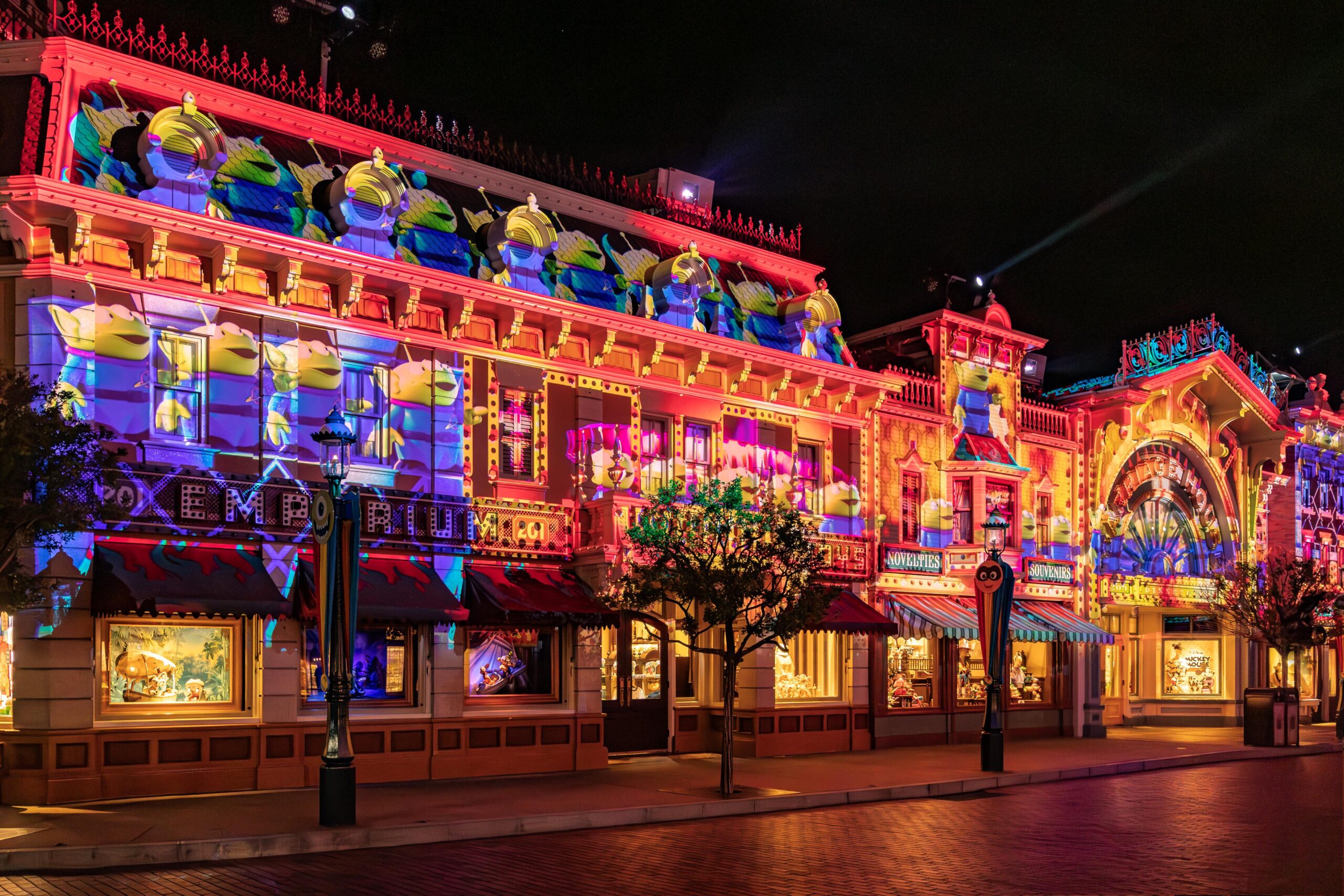 Pixar Pals Spectacular is a nighttime show that just debuted at Hong Kong Disneyland for Pixar Summer Fest.