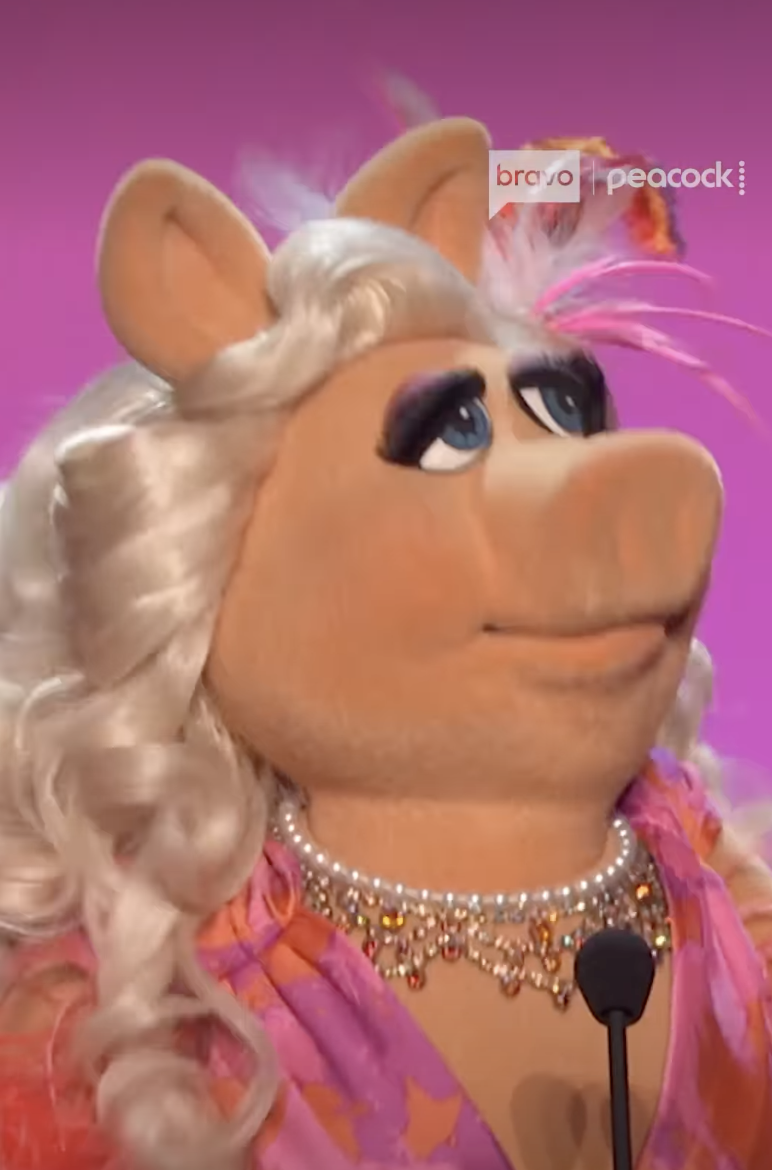 Miss Piggy Awarded at Las Culturistas Culture Awards