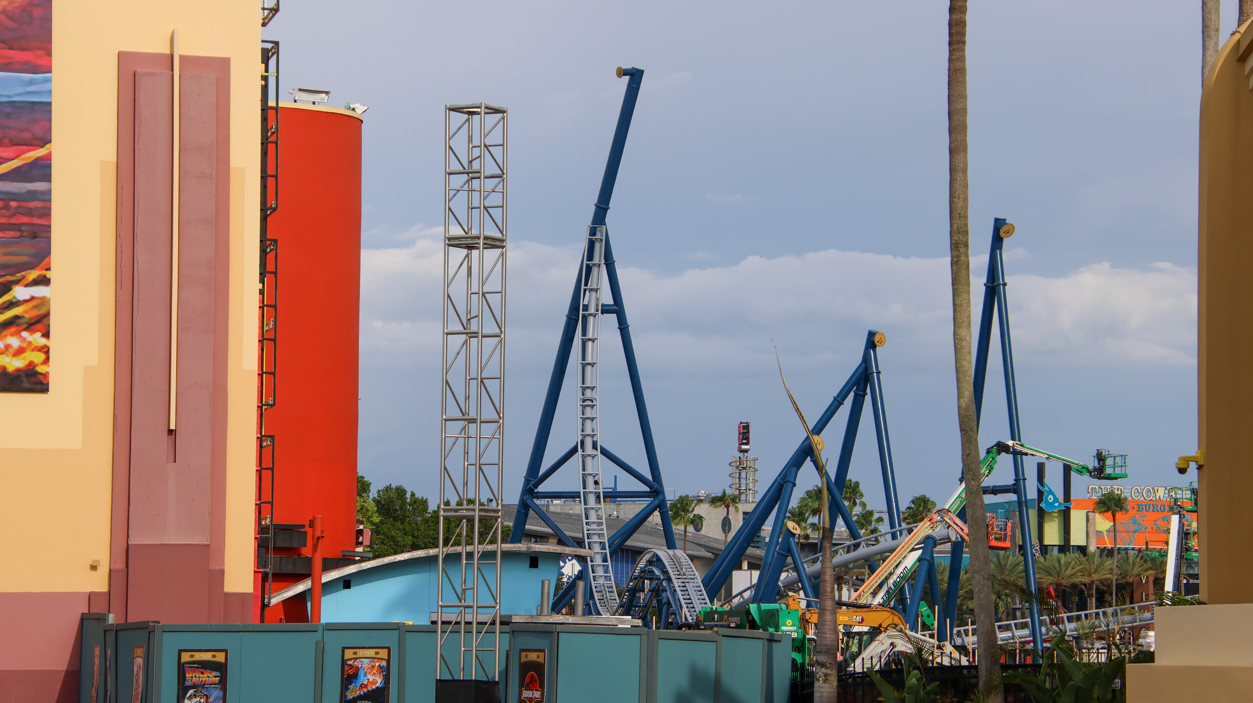 Fast & Furious: Hollywood Drift is looking more like a full coaster by the week, with newly shared aerial photos showing major track installation around the former Hollywood Rip Ride Rockit site at Universal Studios Florida.