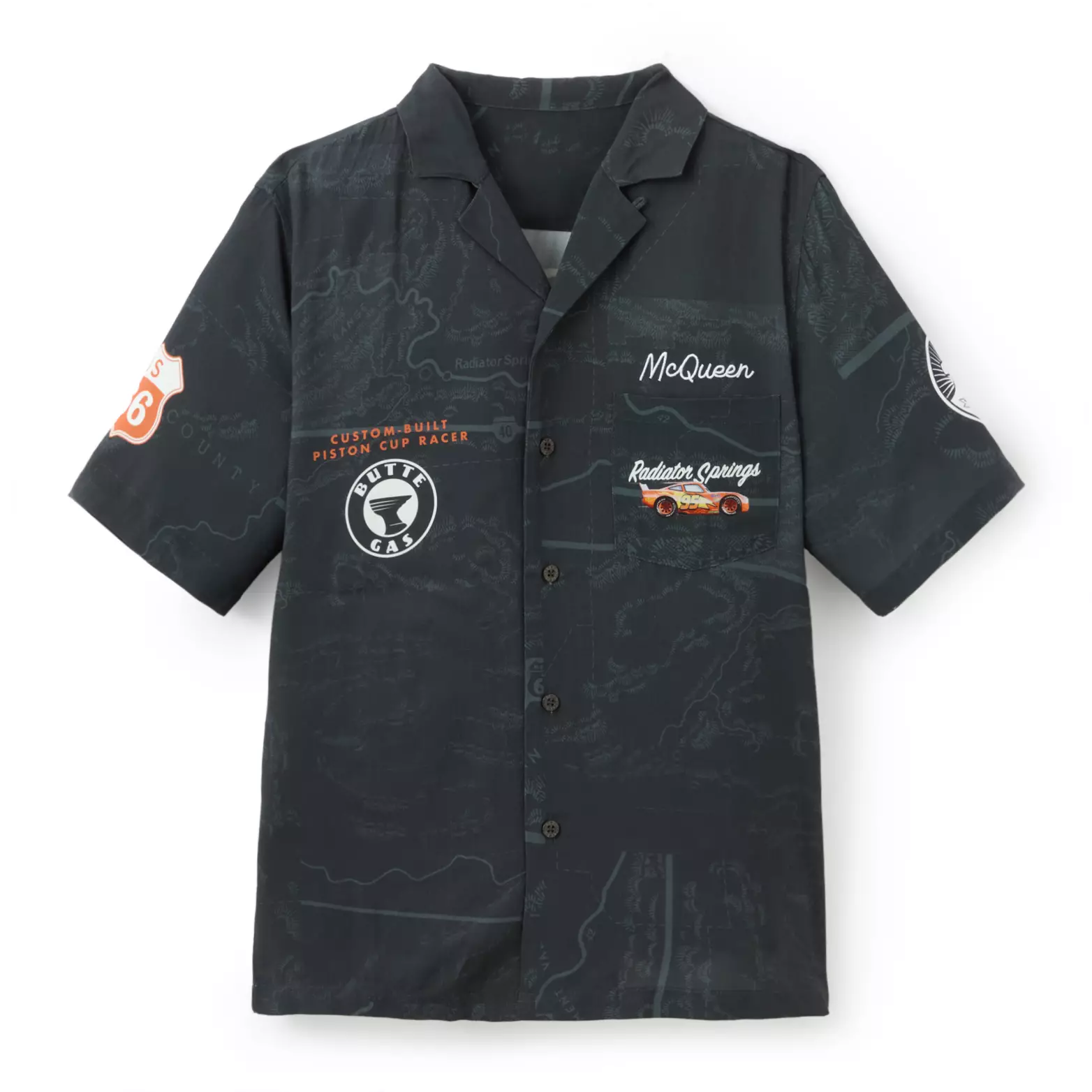 Dieses Hemd mit Knöpfen ist mit einem hellgrauen Kartenmuster für Radiator Springs bedeckt und konzentriert sich sowohl auf die Stadt als auch auf den Piston-Cup-Rennfahrer Lightning McQueen. McQueens Name ist in Weiß auf der Brust über der Tasche abgebildet "Kühlerfedern" und Lightning selbst darauf.