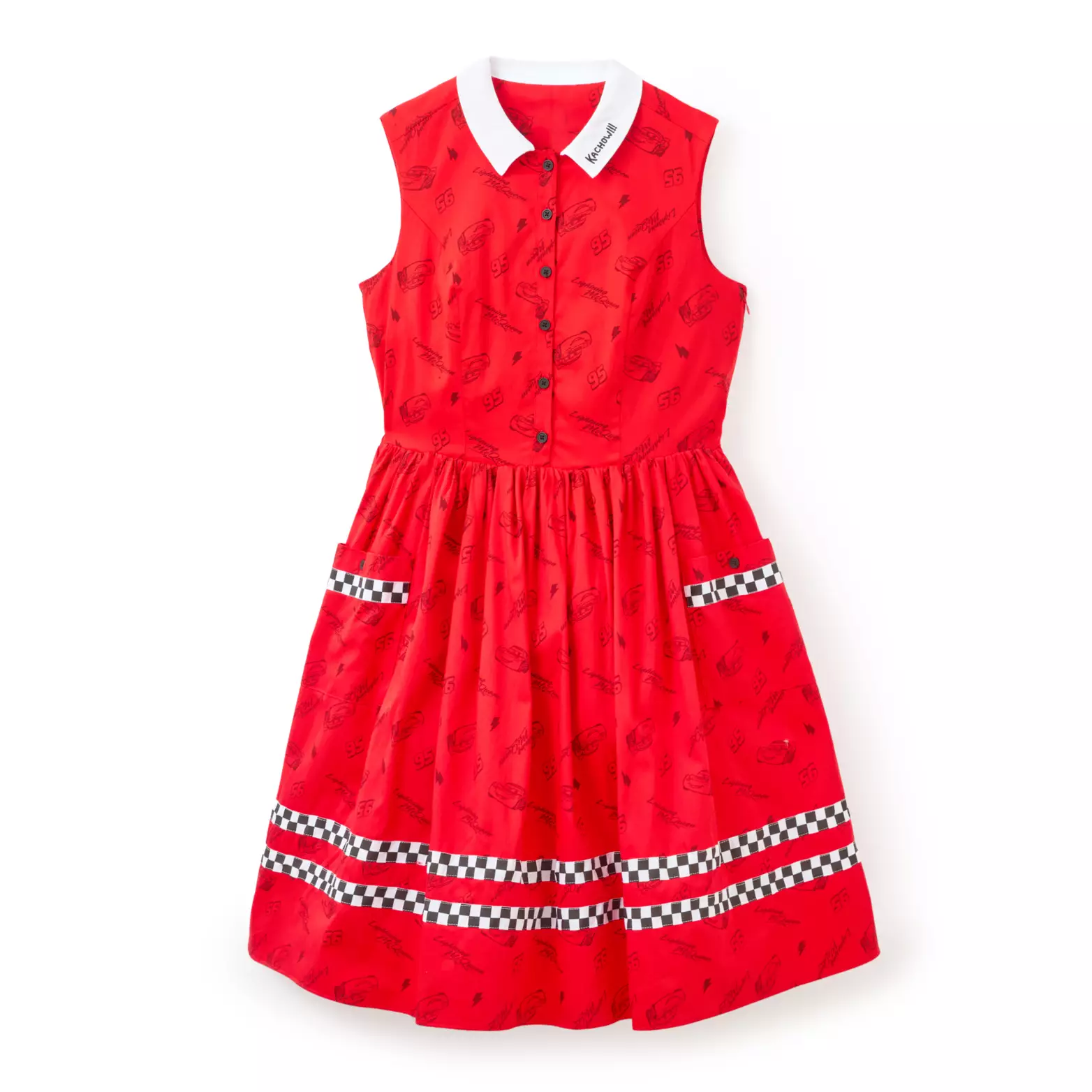 Dieses leuchtend rote Kleid hat ein geknöpftes Oberteil und zwei Taschen. Es gibt überall ein Muster von Lightning McQueen, das das Auto, sein Blitzsymbol und seine Nummer zeigt 