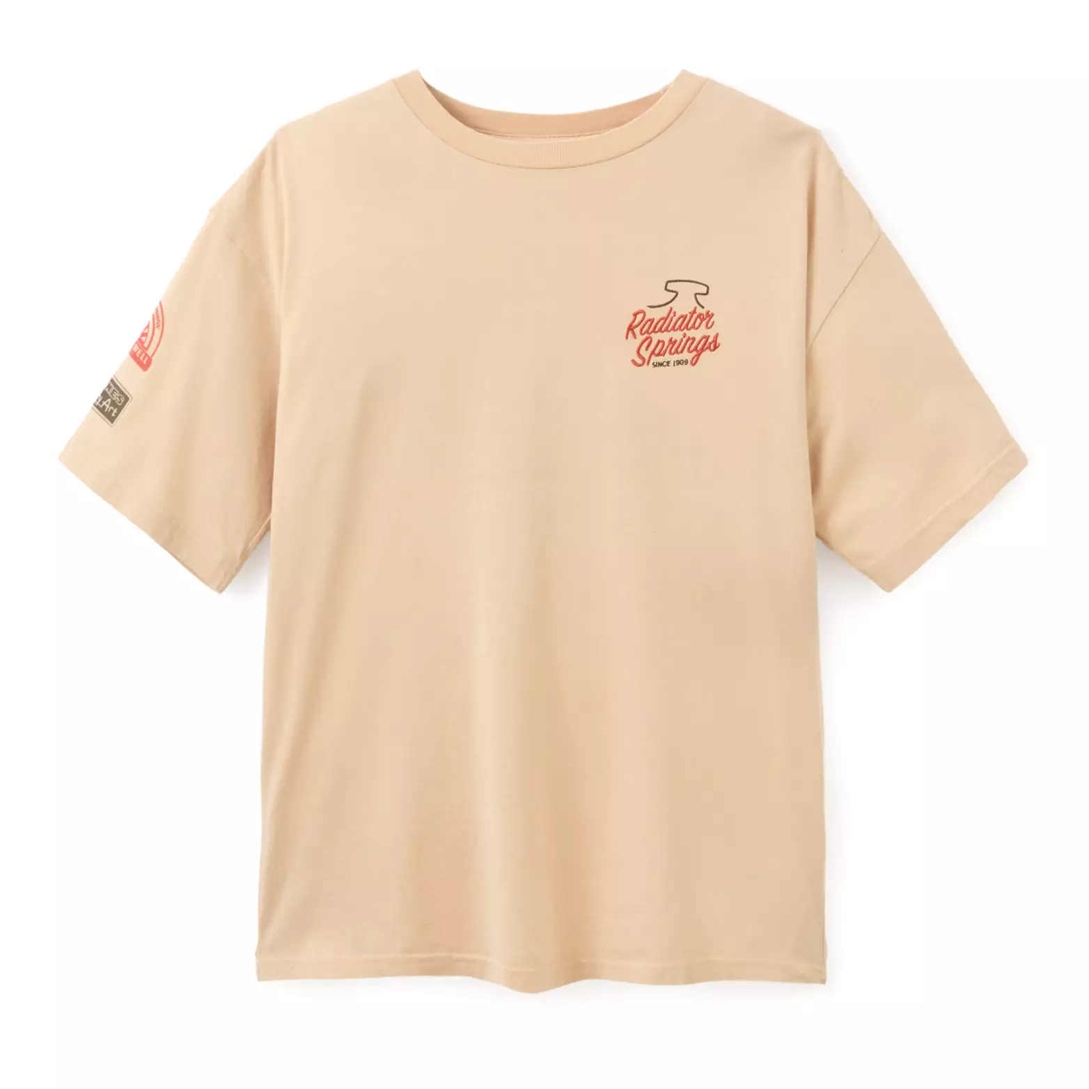Dieses sandfarbene T-Shirt hat einen ähnlichen Farbton wie das Spirit Jersey und zeigt ein Radiator Springs-Logo auf der Brust. Auf dem rechten Ärmel befinden sich zwei weitere Logos für Geschäfte in der Stadt.