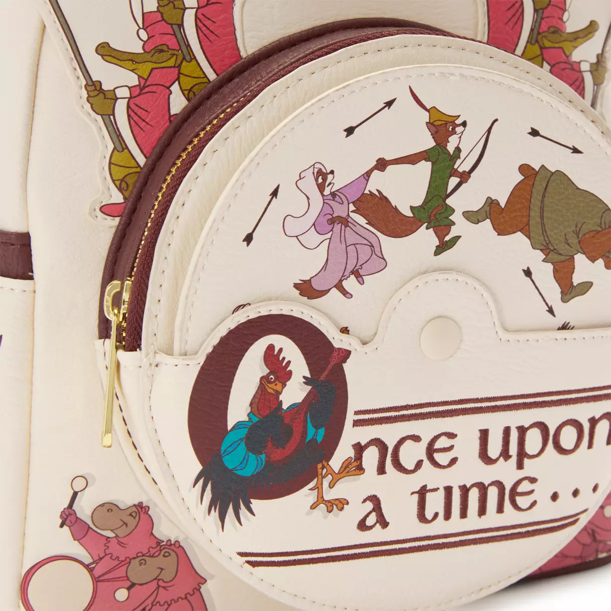 The front, exterior zippered pocket features a manual spinning disc. This disc shows several characters chasing one another. These characters include Robin Hood, Maid Marian, Little John, Lady Cluck, the Sheriff's bowmen, and more.