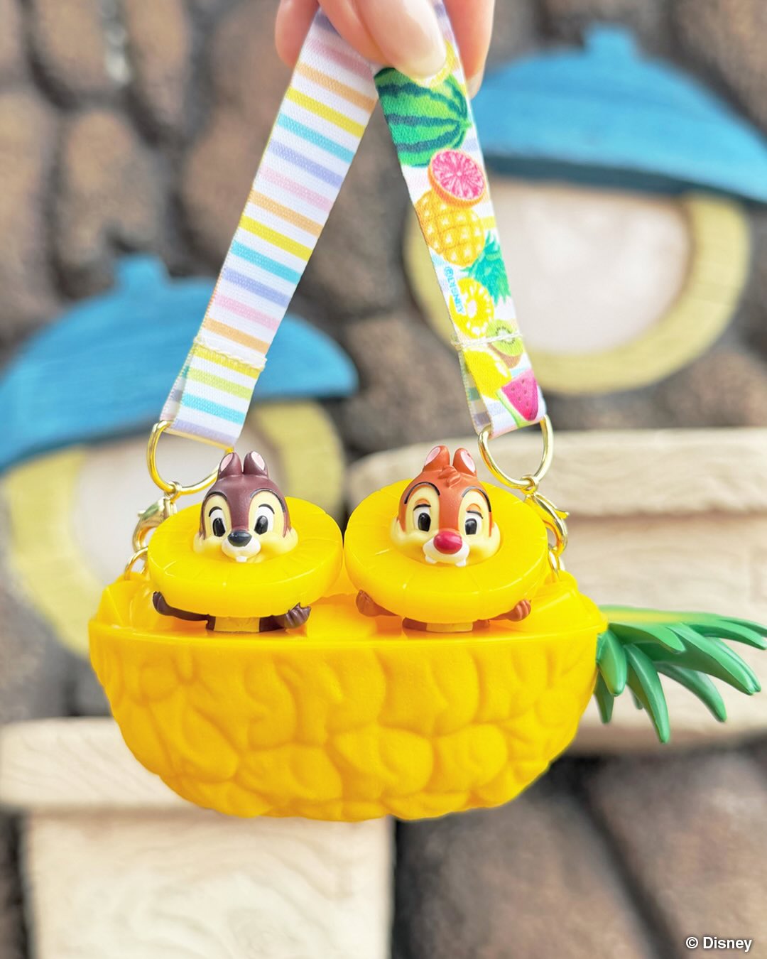 A mini snack case featuring Chip n Dale is now available at Tokyo Disney Resort as part of a summer food souvenir collection.