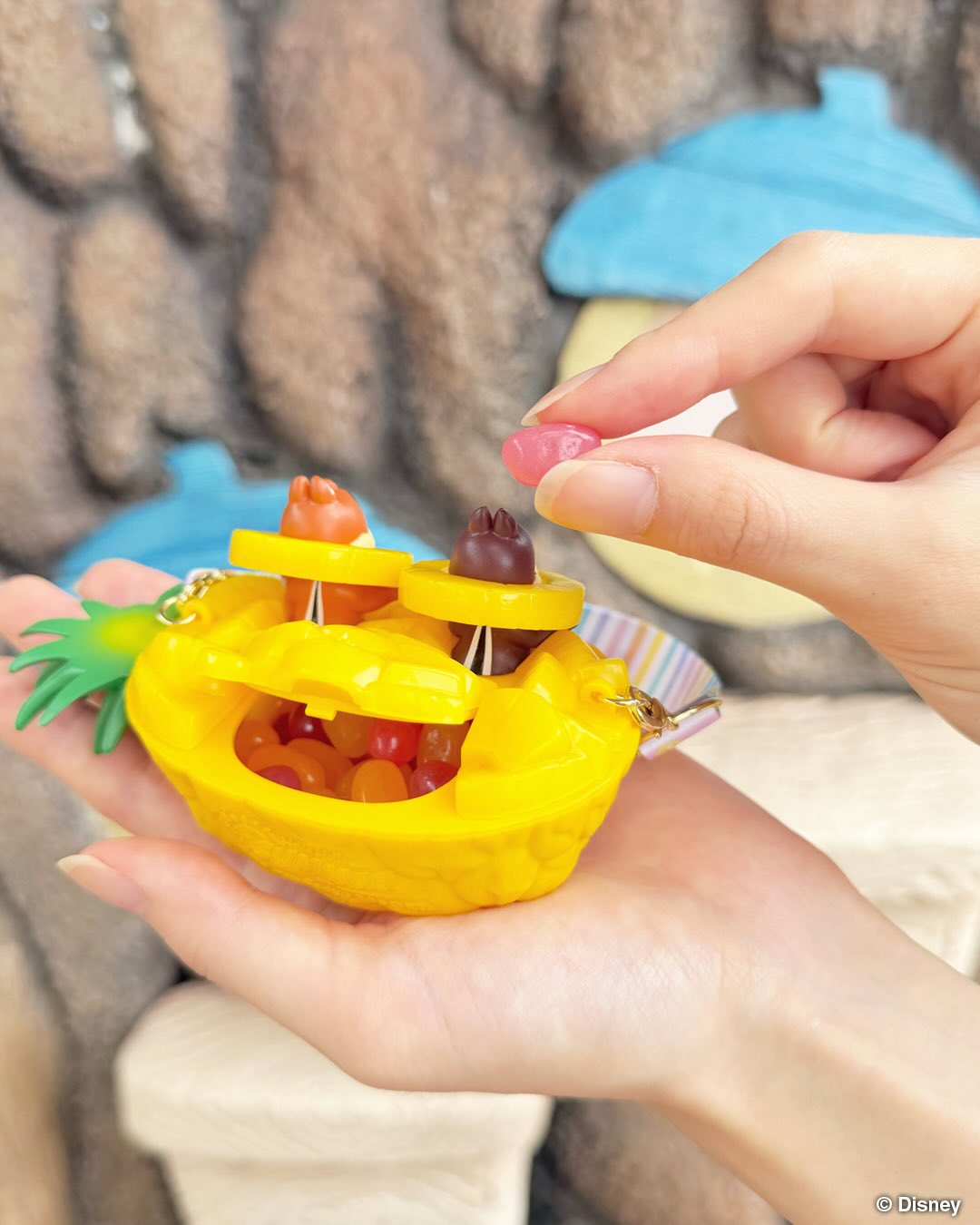 A mini snack case featuring Chip n Dale is now available at Tokyo Disney Resort as part of a summer food souvenir collection.