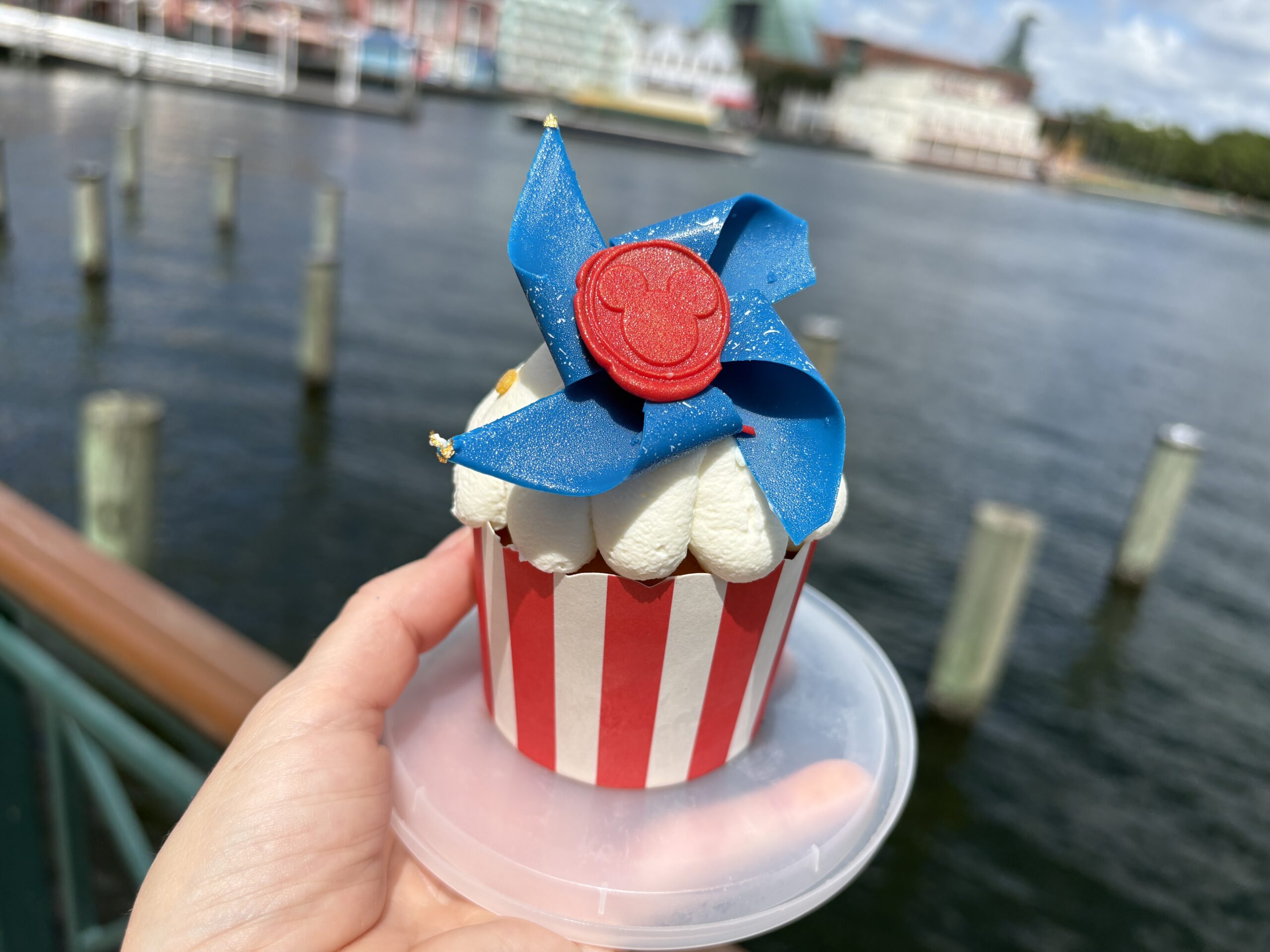 REVIEW: Patriotic Strawberry Shortcake Cupcake at Disney's BoardWalk
