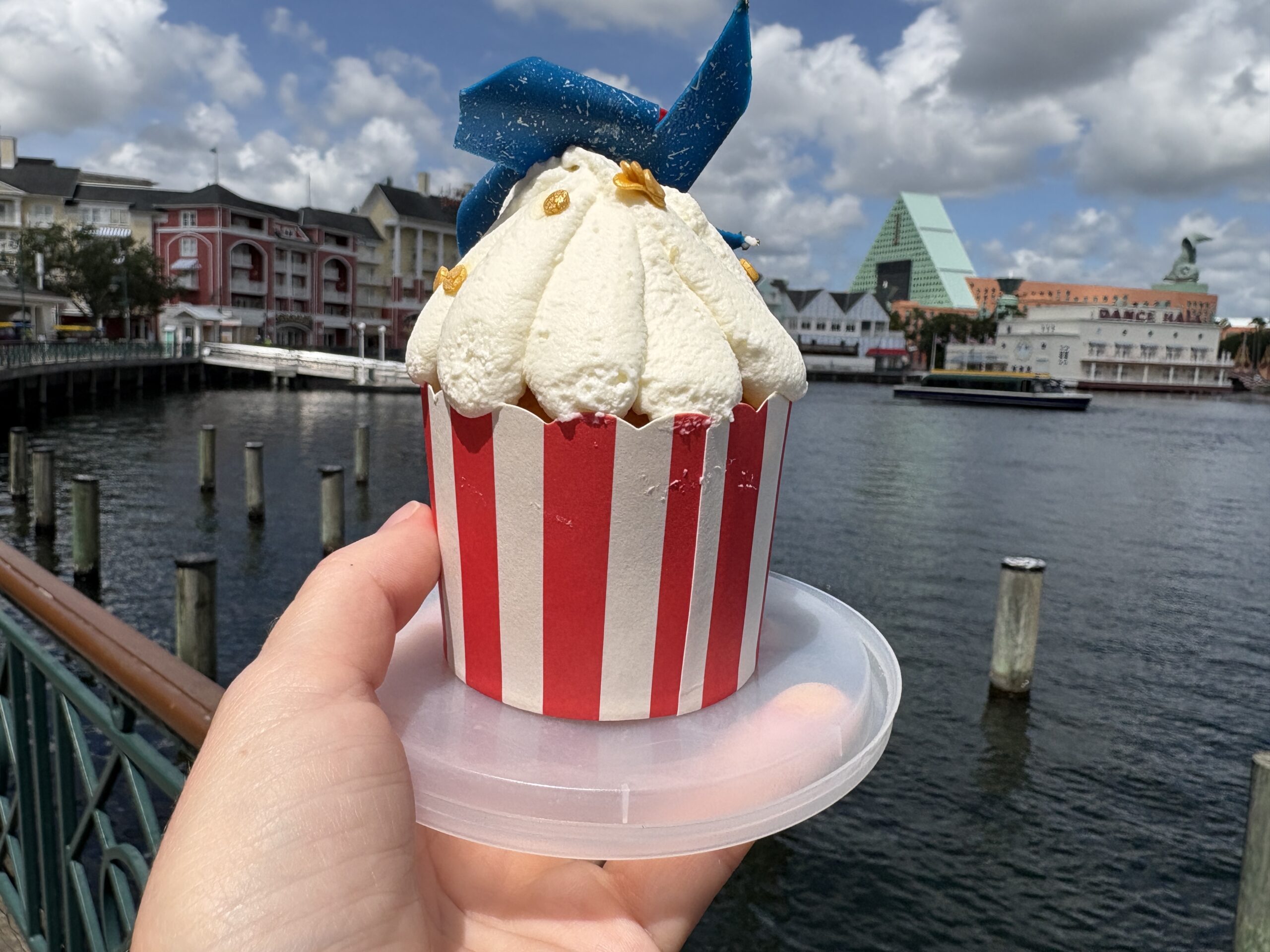 REVIEW: Patriotic Strawberry Shortcake Cupcake at Disney's BoardWalk