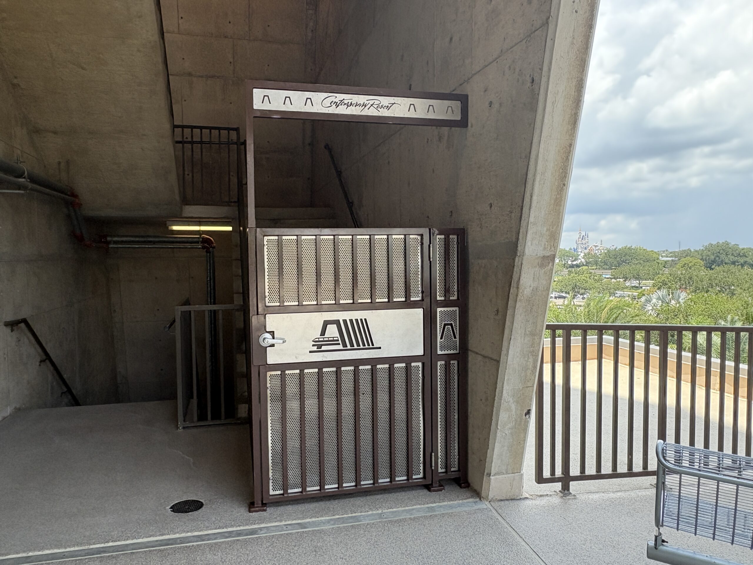 After Disney added multiple gates on the fourth floor observation deck of Disney’s Contemporary Resort in an effort to prevent guests from accessing higher level landings, they have now added obstacle signs.