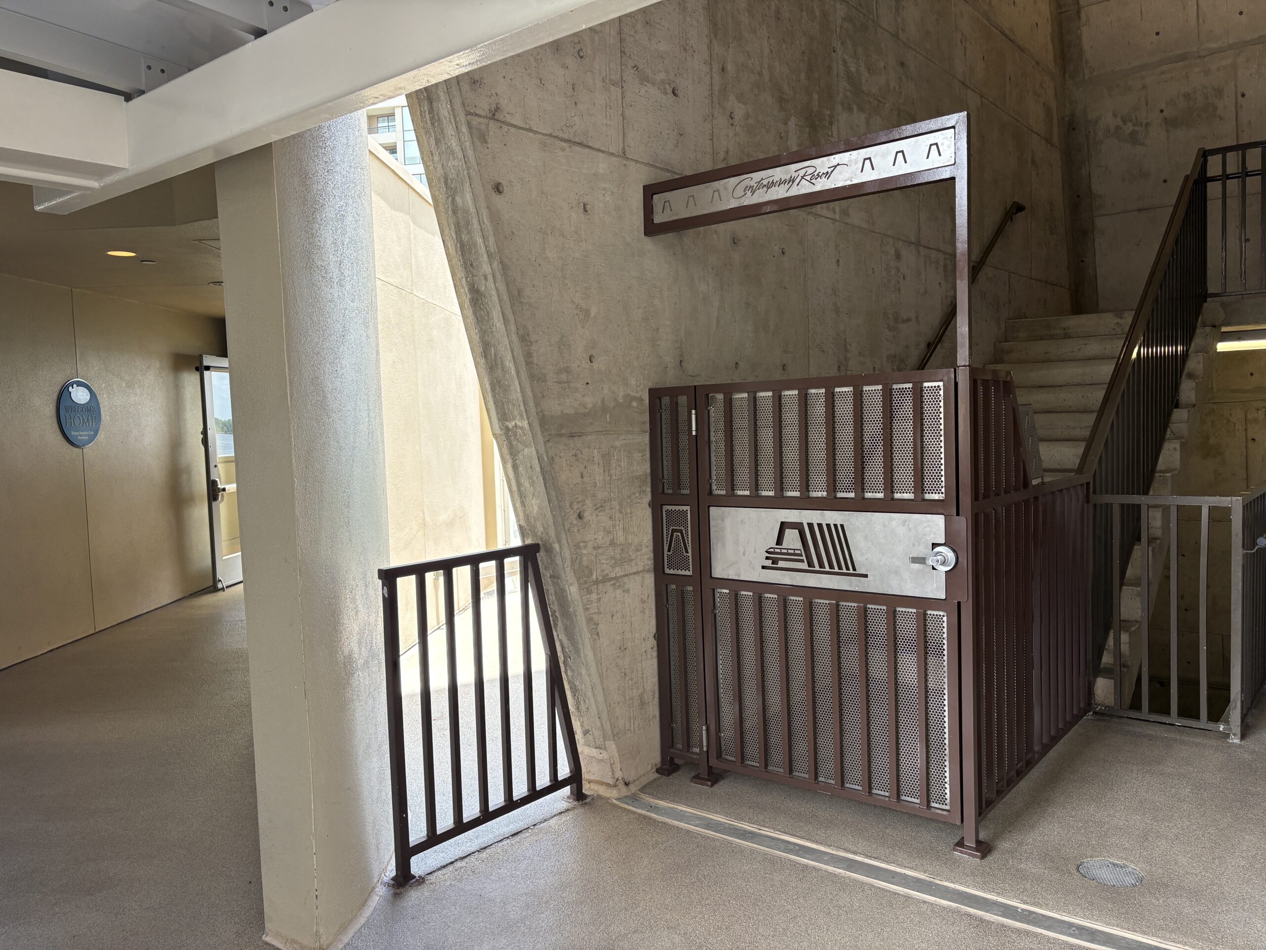 After Disney added multiple gates on the fourth floor observation deck of Disney’s Contemporary Resort in an effort to prevent guests from accessing higher level landings, they have now added obstacle signs.