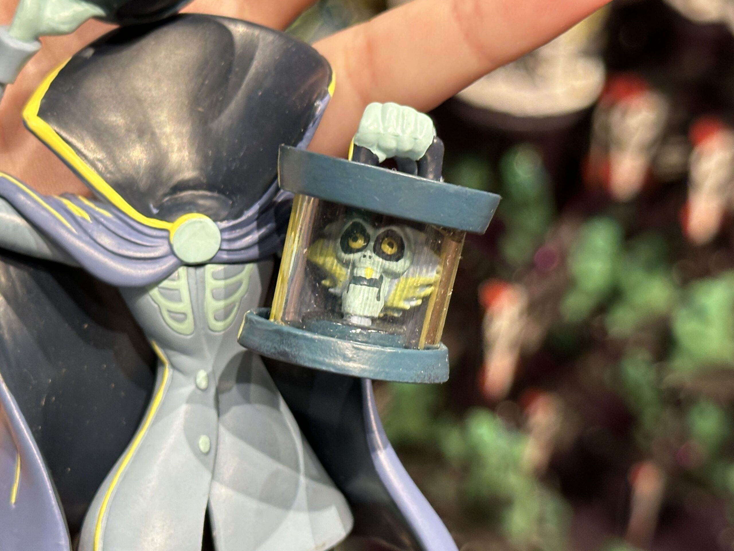 The head is behind a transparent round piece so you can see it inside the box. Pale green ribs are painted on the ghost's blue coat.
