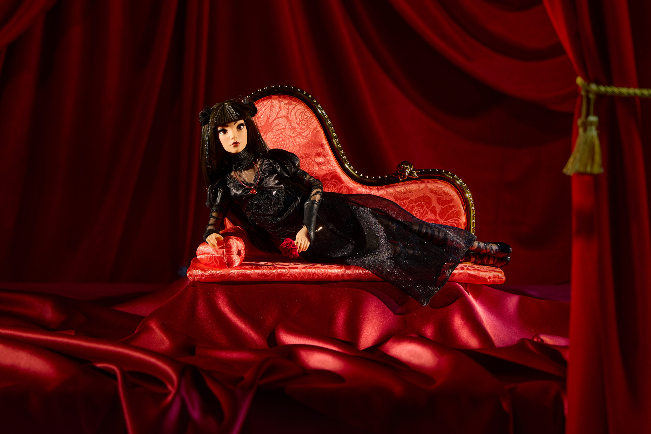 The newest limited edition doll from Disney Store is inspired by the Werecat Lady from the portrait hallway of The Haunted Mansion.