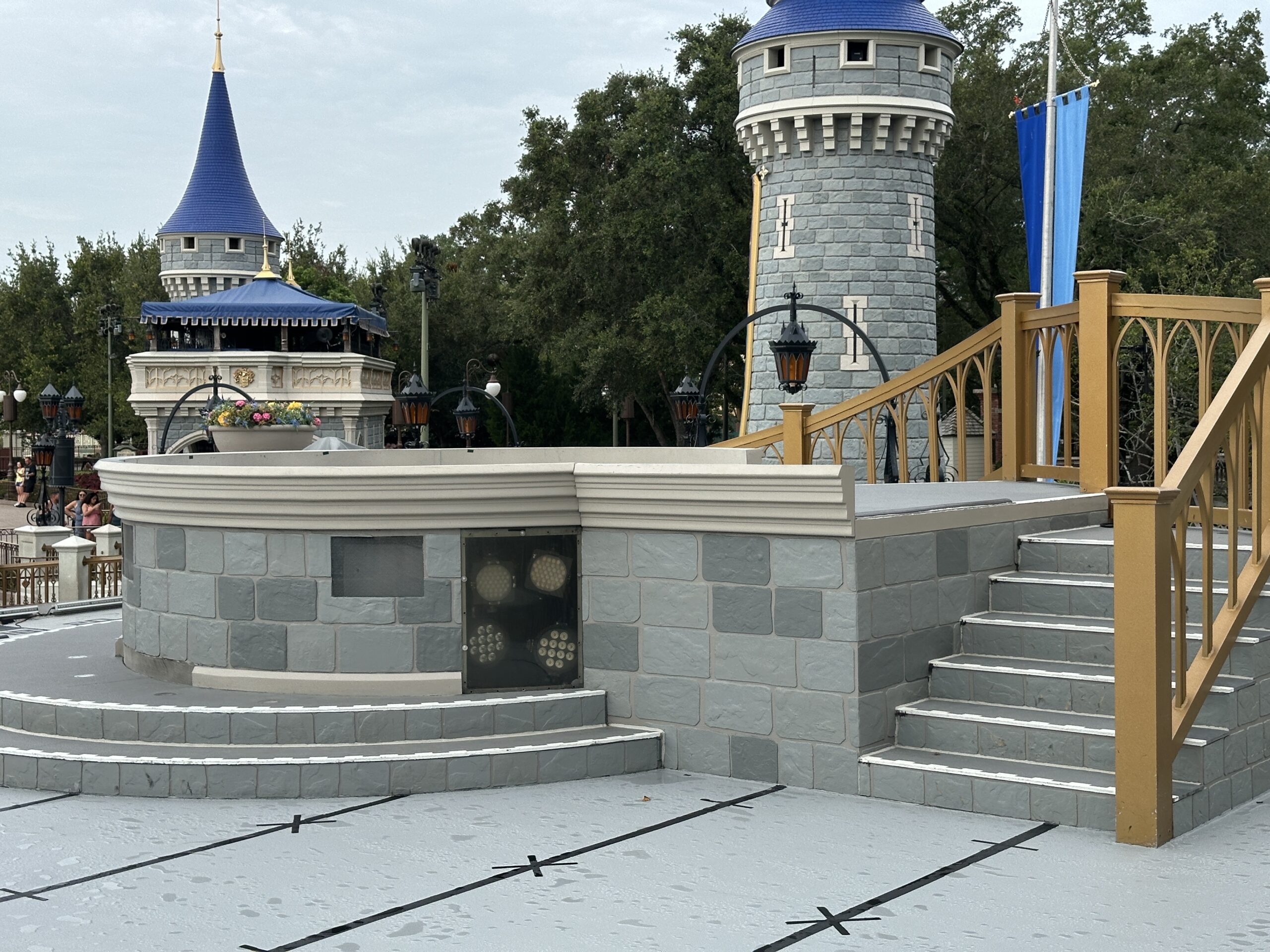 In addition to the stage itself, we believe the steps and performance platforms have also been freshly painted, as they appear more vibrant.