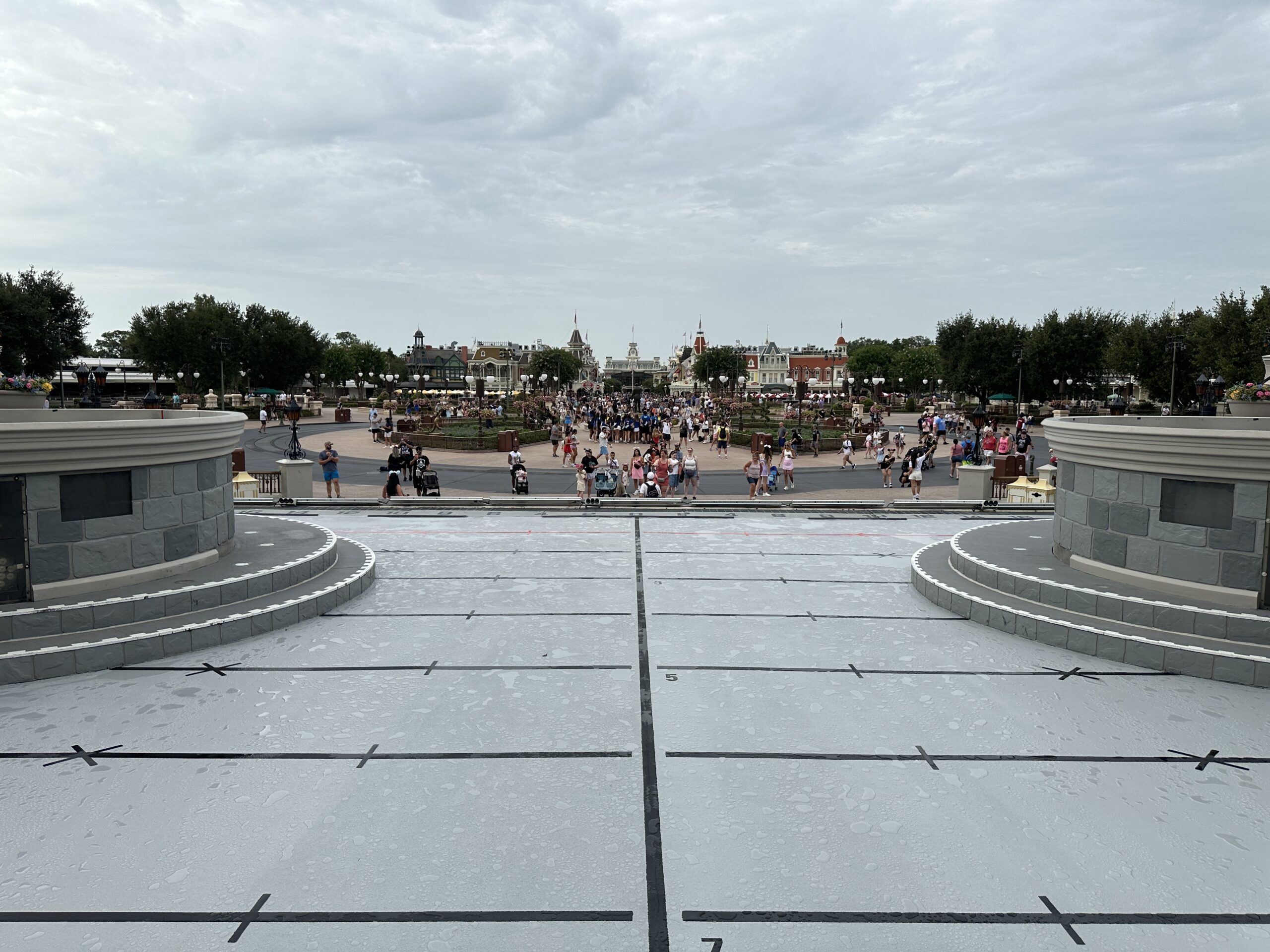 The stage painting, which we reported a few days ago, appears to be finished with new lines and paint. During the repainting, Mickey’s Magical Friendship Faire suspended performances for the past week and will resume on Wednesday, July 15.