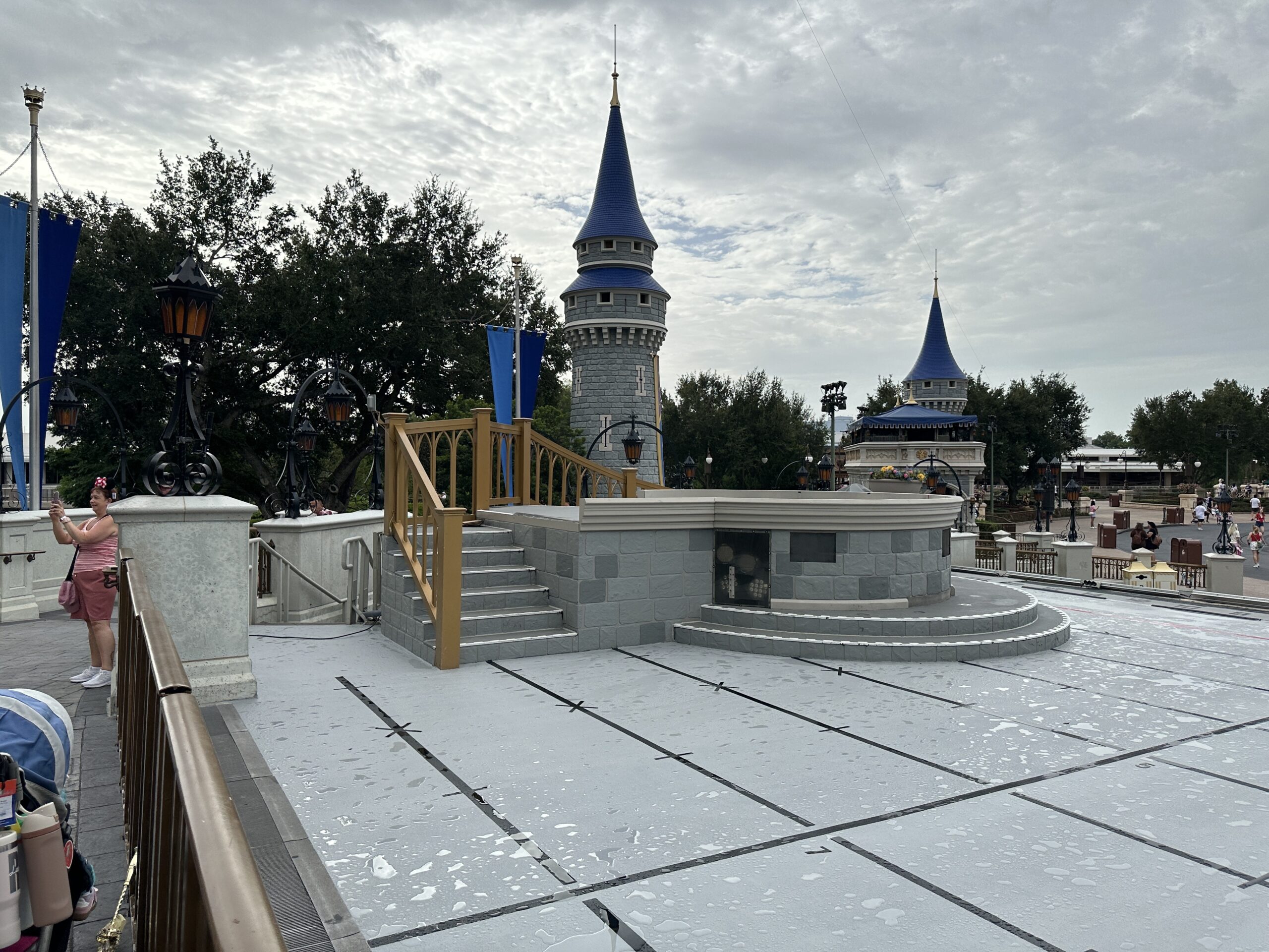 In addition to the stage itself, we believe the steps and performance platforms have also been freshly painted, as they appear more vibrant.