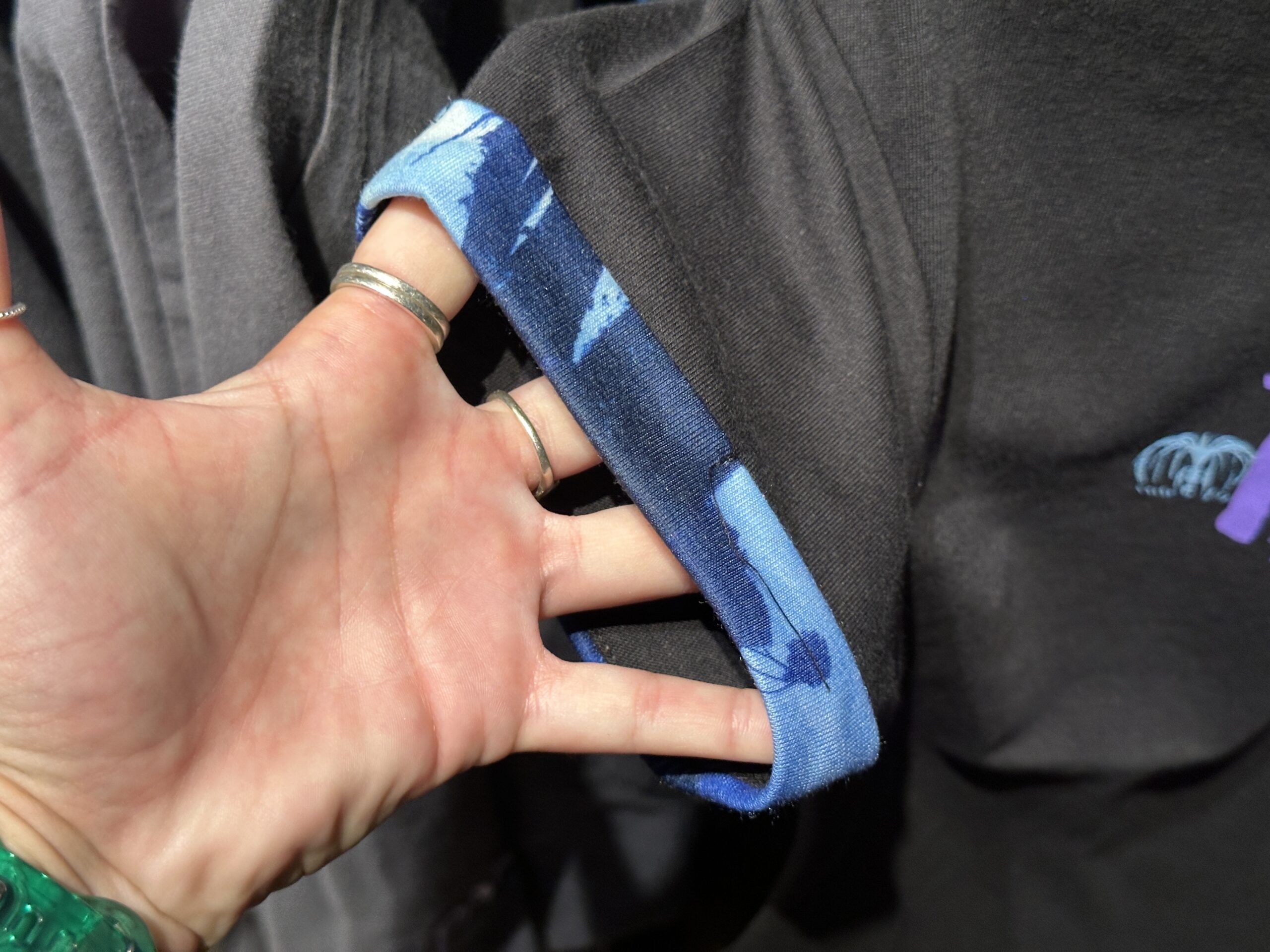 The cuffs of each sleeve are detailed with blue imagery from the land of Pandora.