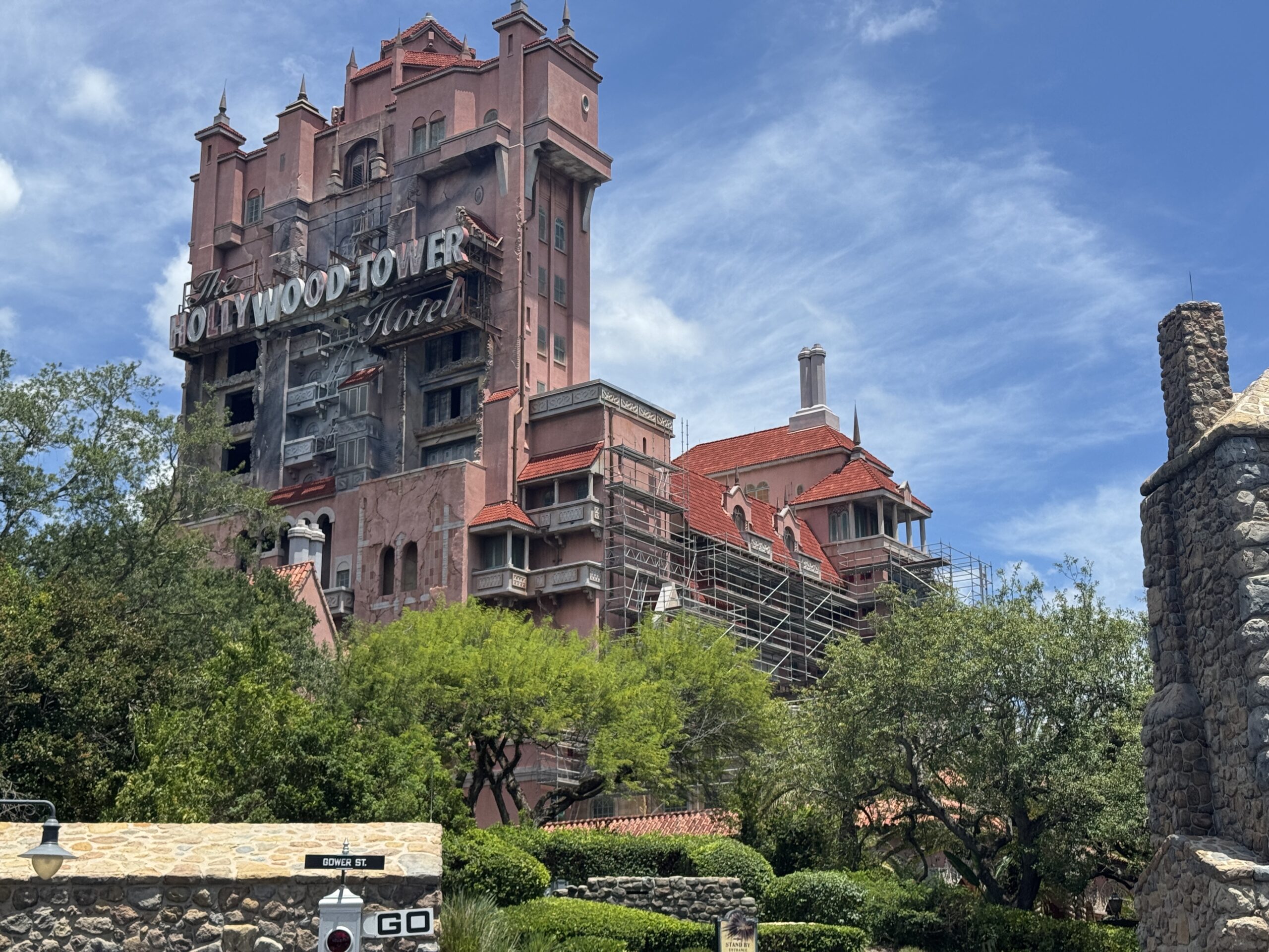 The scaffolding now covers the entire middle section of the righthand side of the building above the balcony walkway at the foreground.