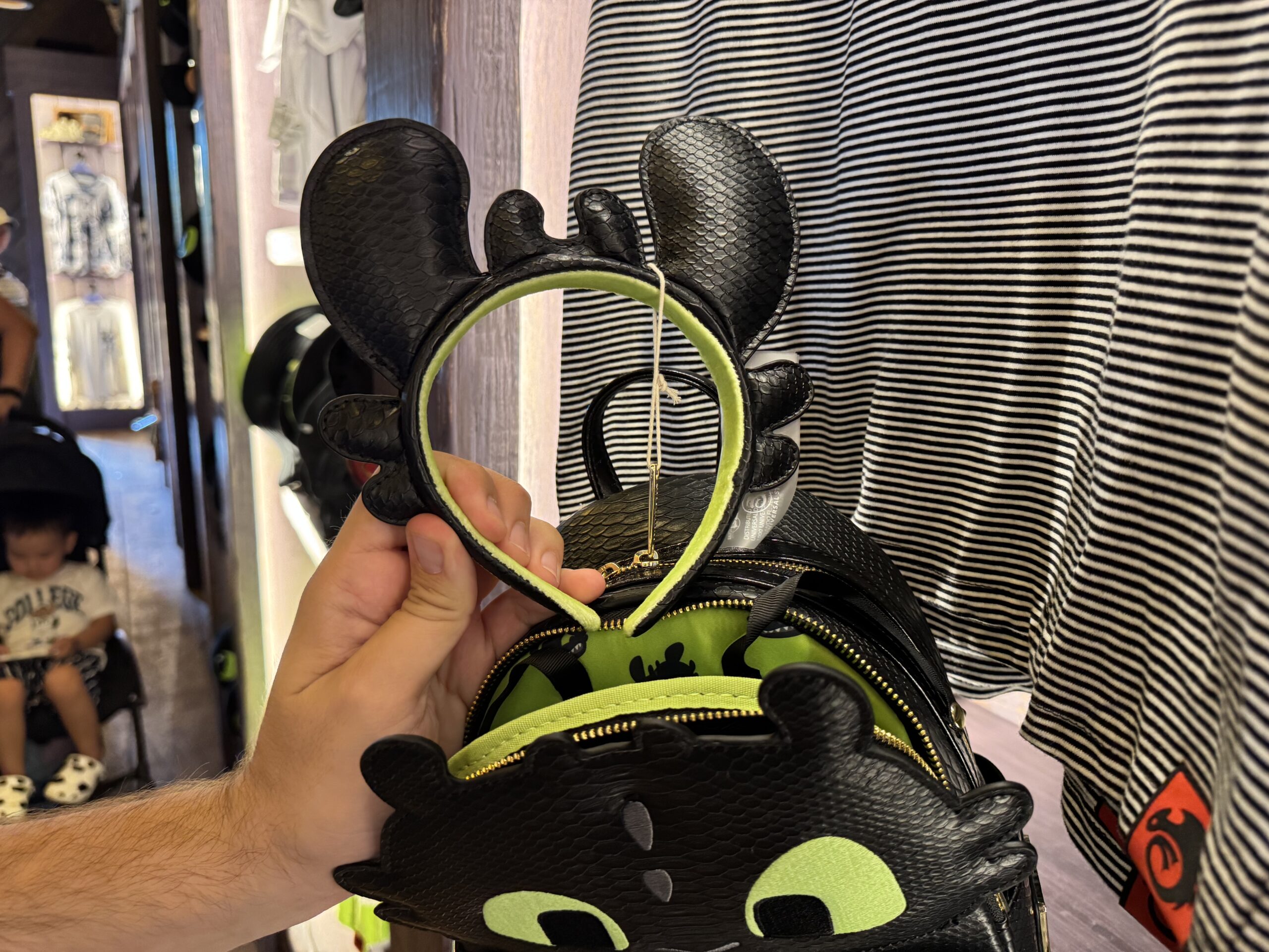 The bag also comes with an ear headband, which has also black scales and a glow in the dark velour lining.