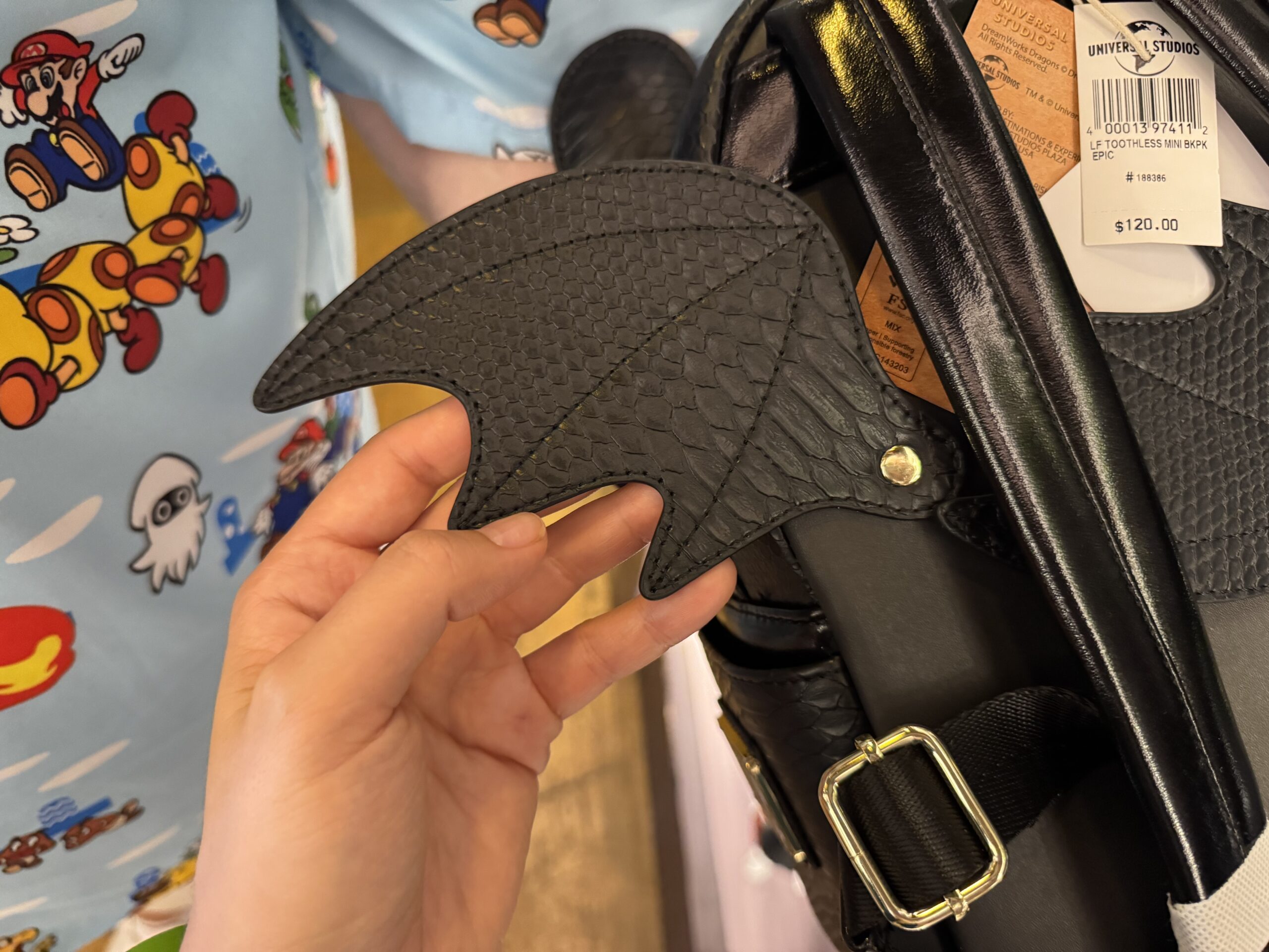 On the back of the bag is an image of Toothless' face, as well as a pair of three-dimensional wings that can be fanned out on each side.