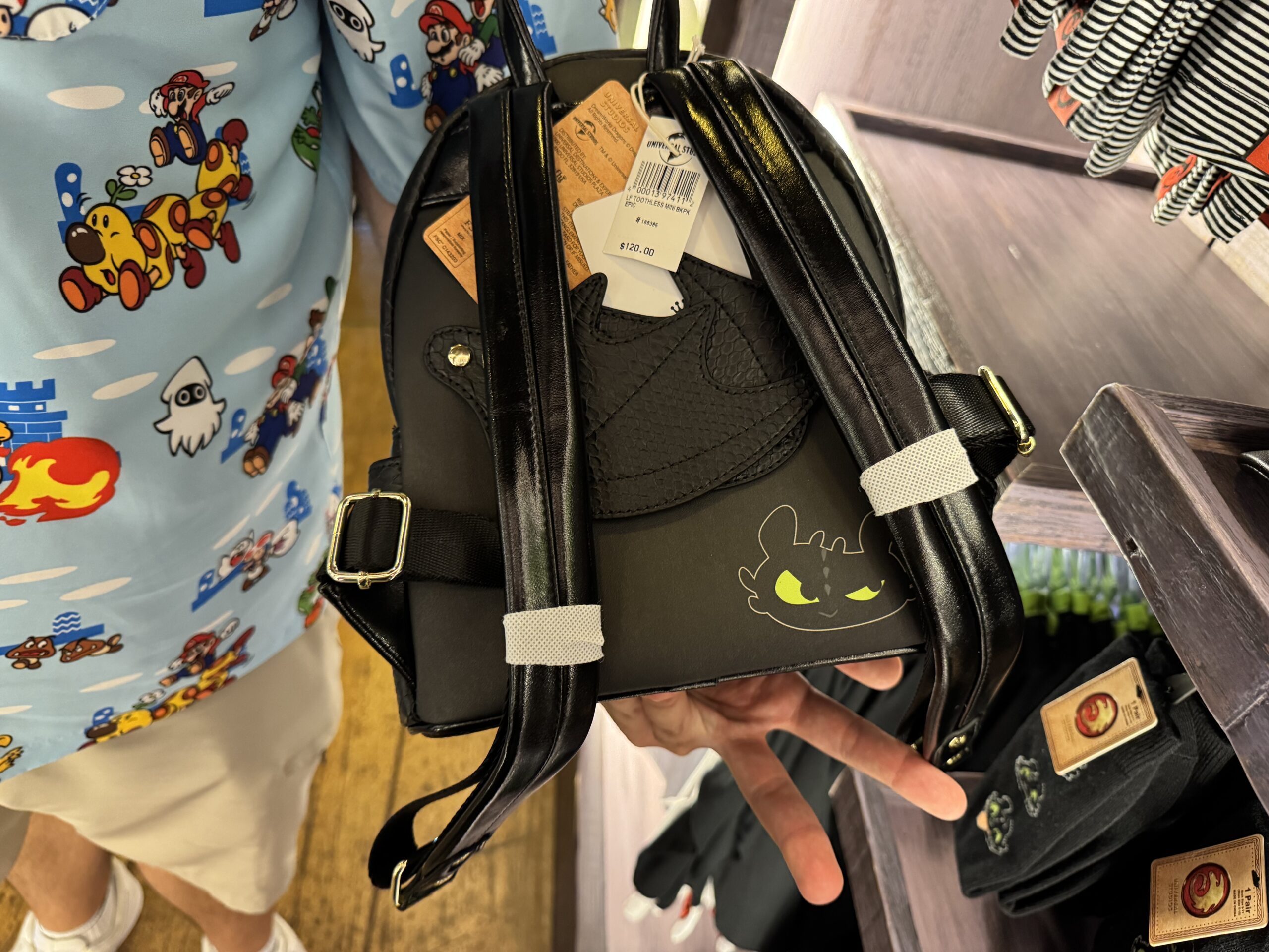 On the back of the bag is an image of Toothless' face, as well as a pair of three-dimensional wings that can be fanned out on each side.