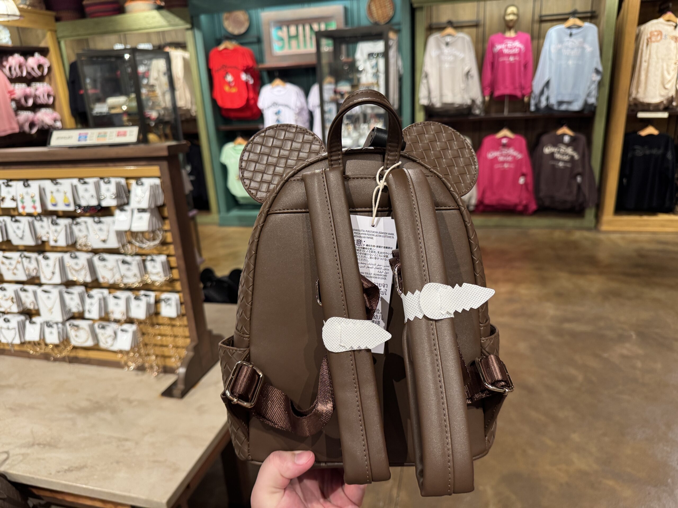 The back of the bag and the straps do not have the pattern.